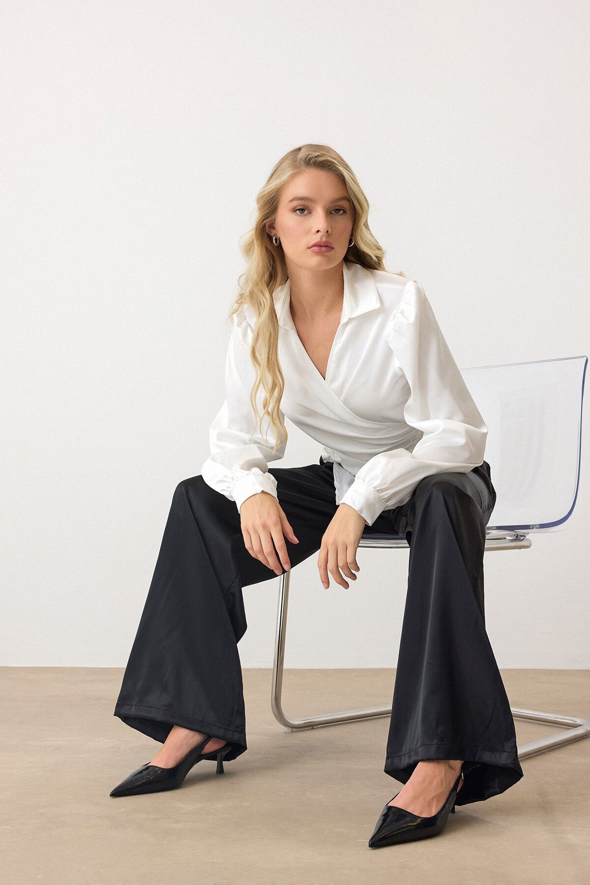 Beyaz Kruvaze Yaka Bağlamalı Saten Bluz