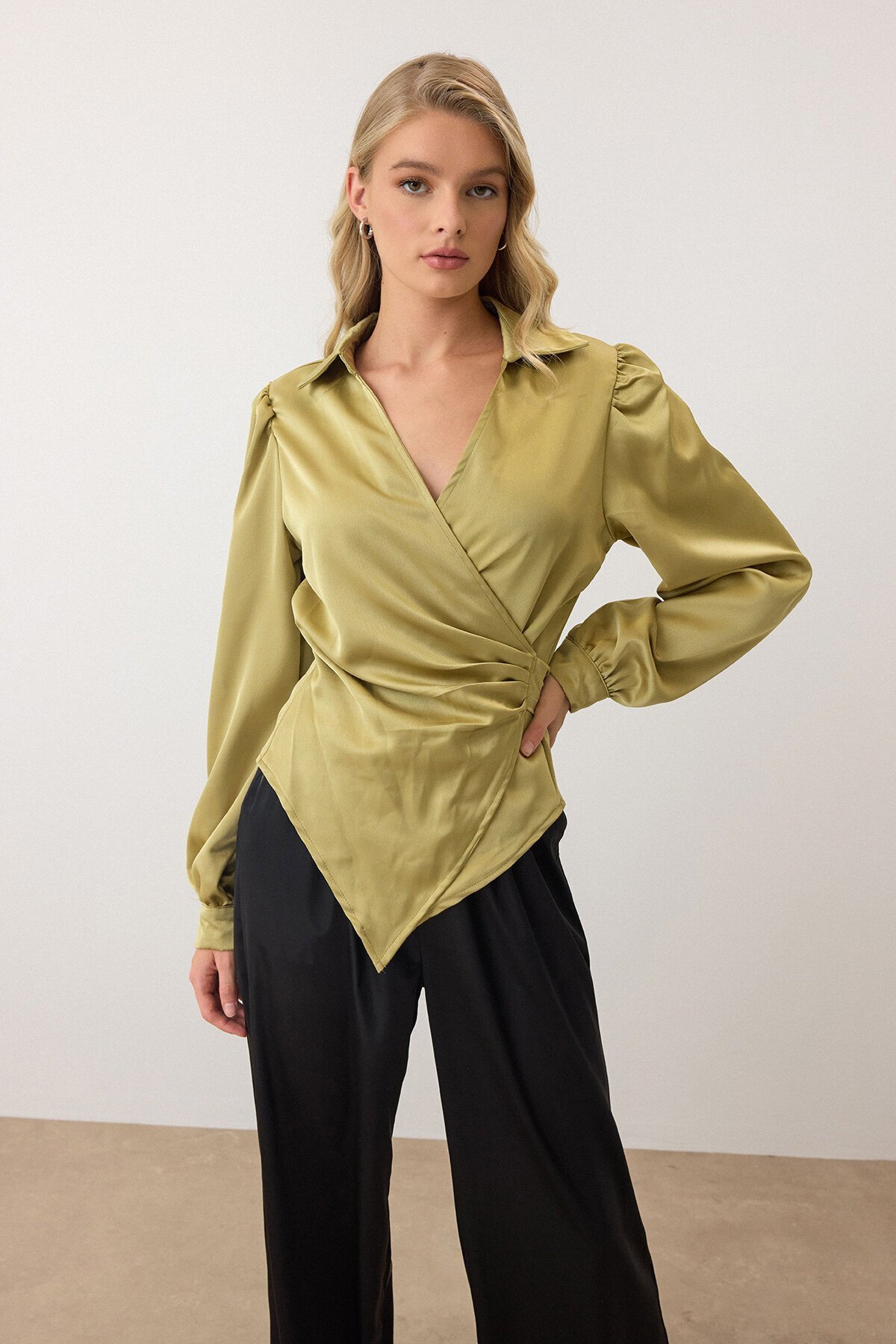 Yağ Yeşili Kruvaze Yaka Bağlamalı Saten Bluz