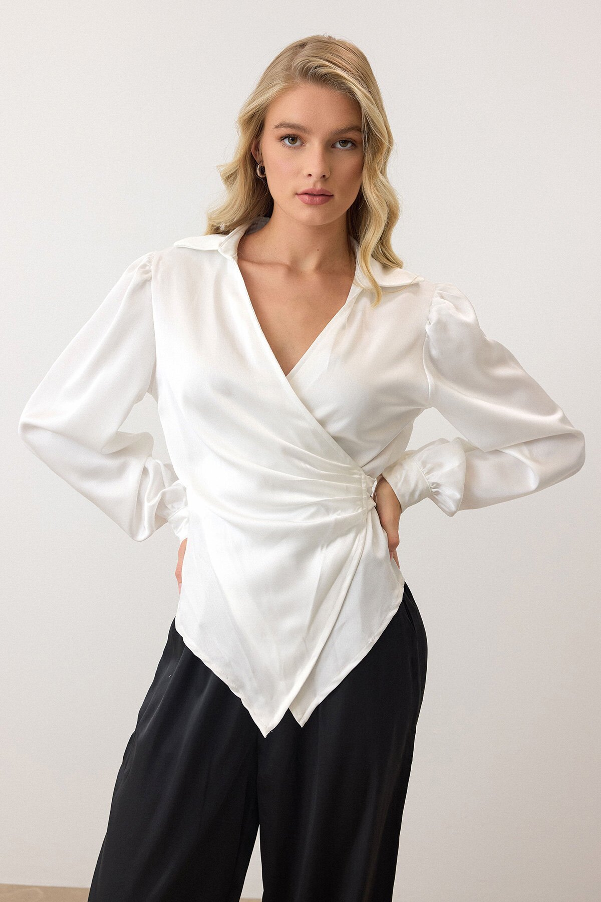 Beyaz Kruvaze Yaka Bağlamalı Saten Bluz