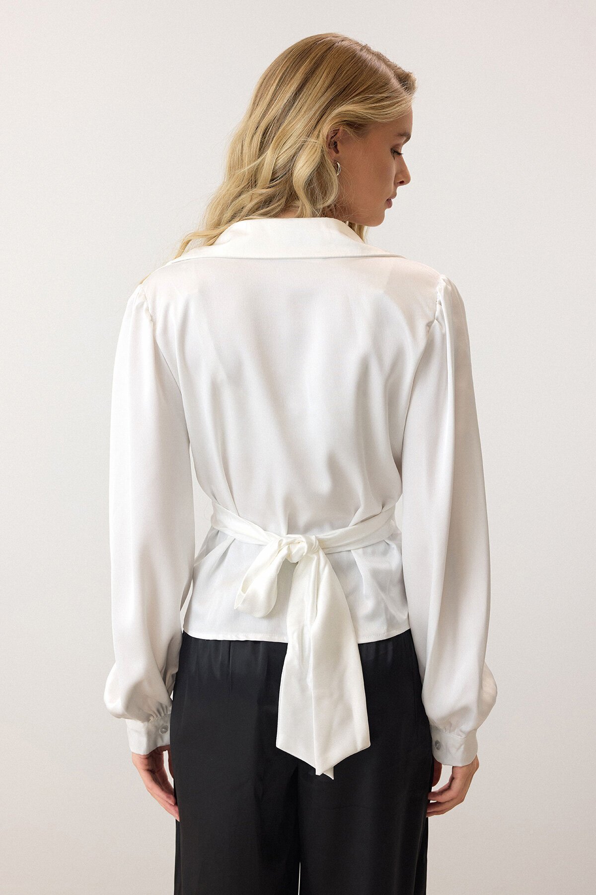 Beyaz Kruvaze Yaka Bağlamalı Saten Bluz