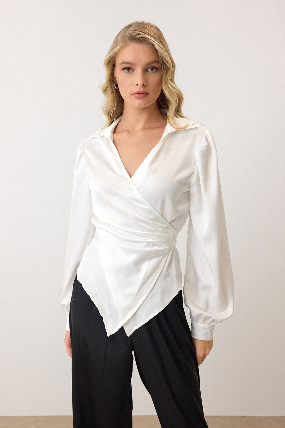 Beyaz Kruvaze Yaka Bağlamalı Saten Bluz