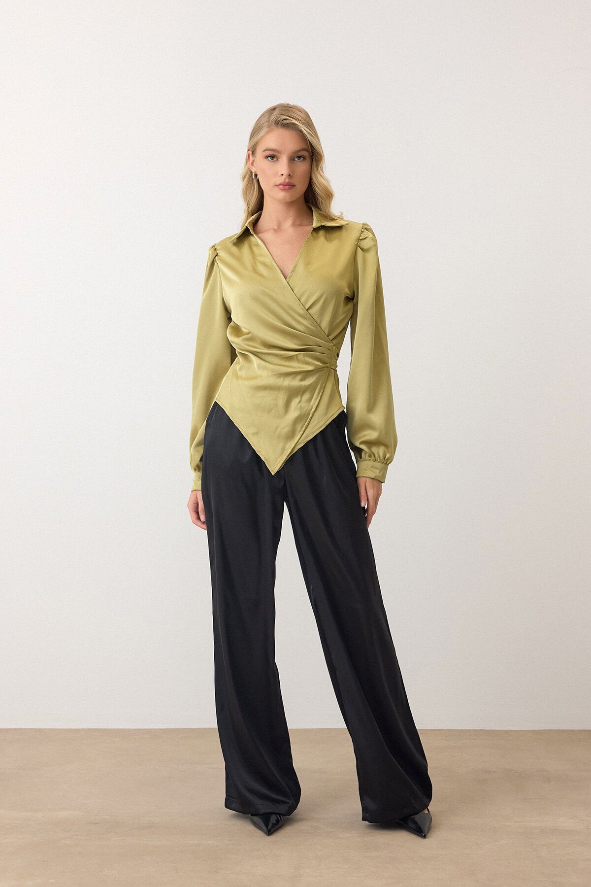 Yağ Yeşili Kruvaze Yaka Bağlamalı Saten Bluz