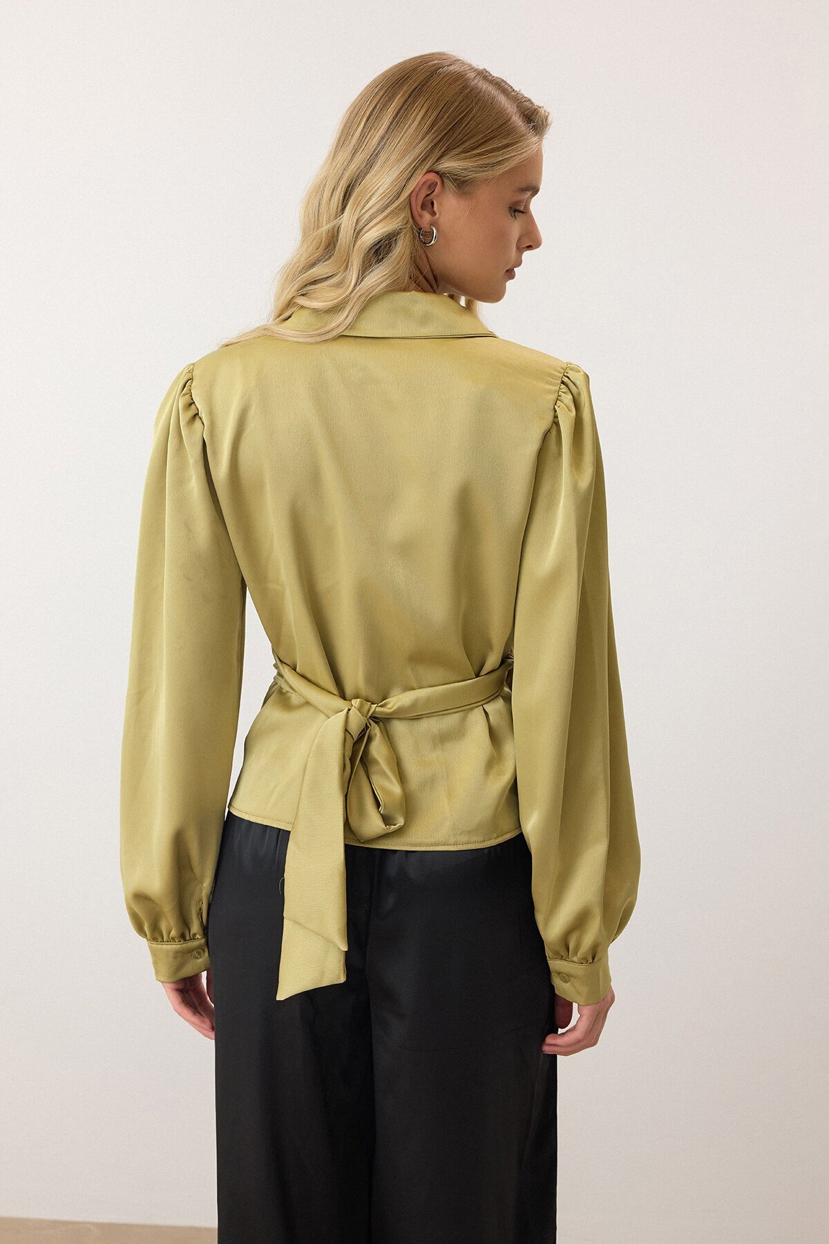 Yağ Yeşili Kruvaze Yaka Bağlamalı Saten Bluz