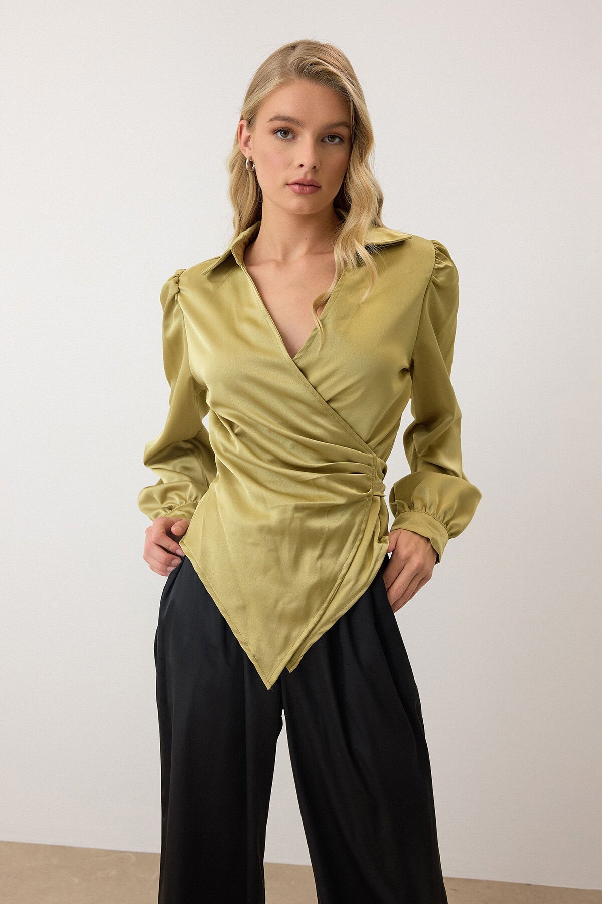 Yağ Yeşili Kruvaze Yaka Bağlamalı Saten Bluz