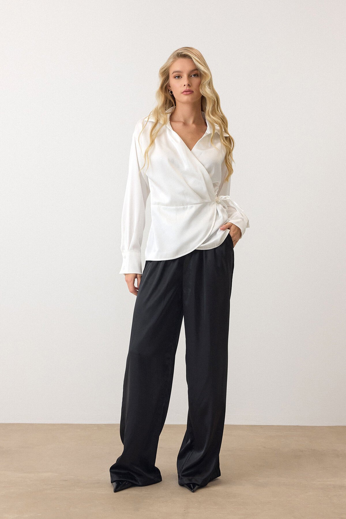 Beyaz Kruvaze Yaka Kuşaklı Saten Bluz