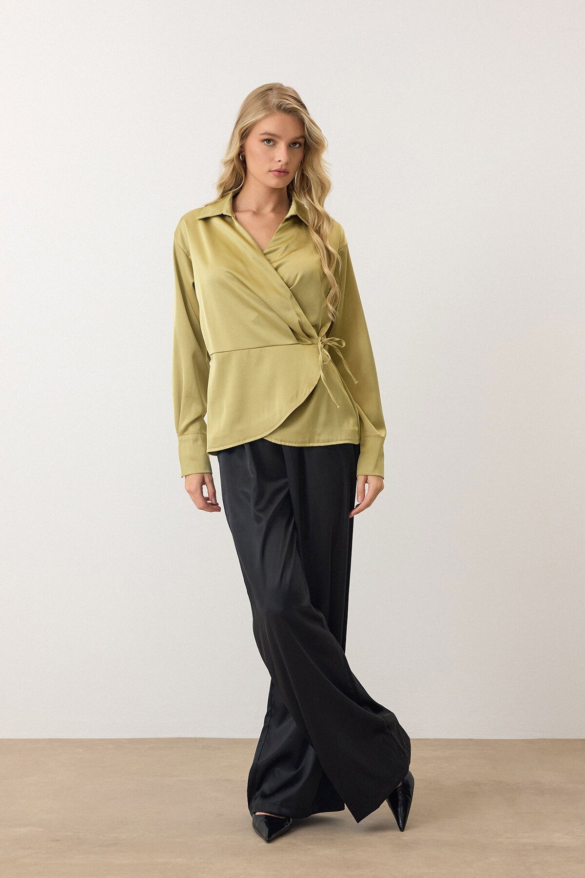 Yağ Yeşili Kruvaze Yaka Kuşaklı Saten Bluz
