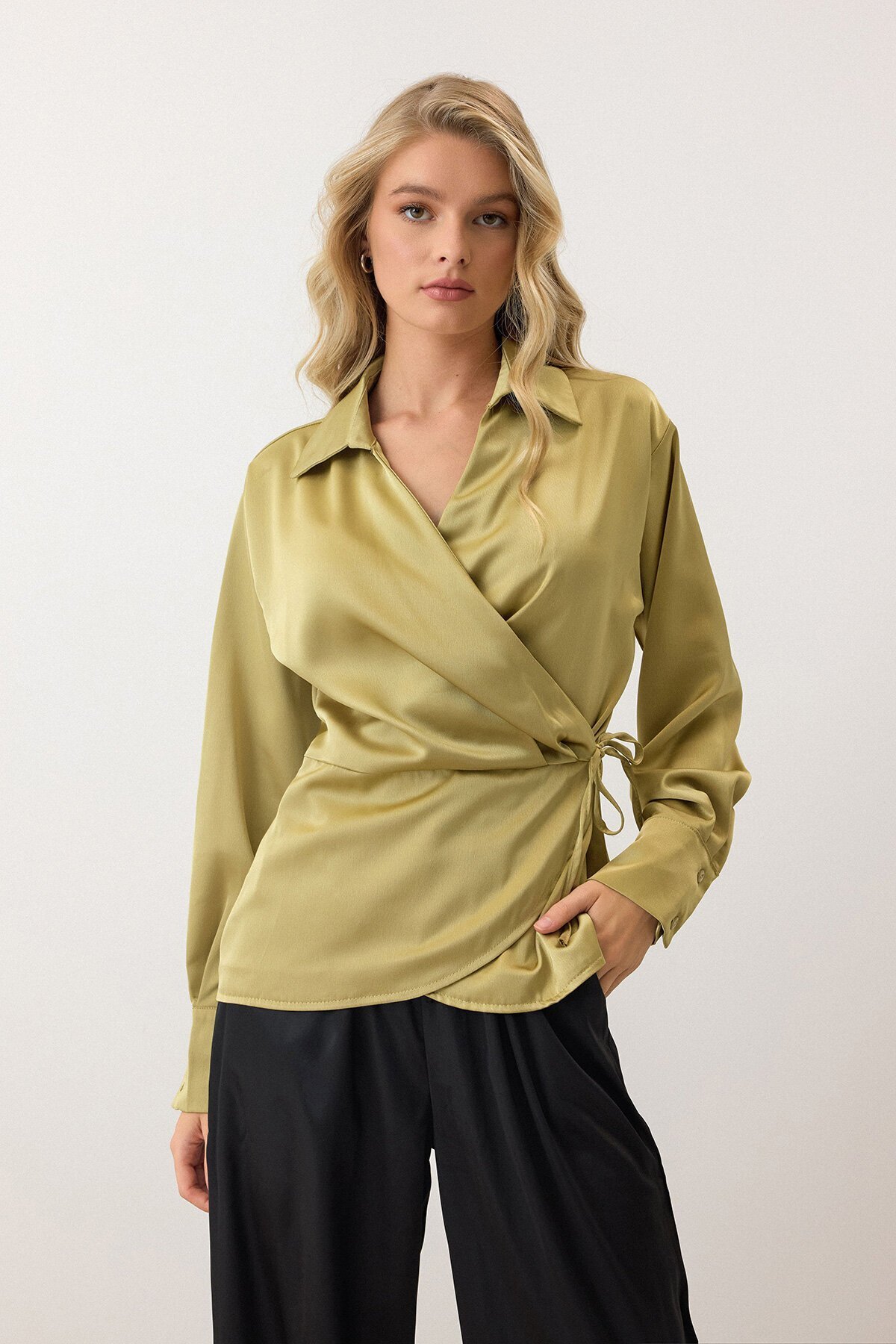 Yağ Yeşili Kruvaze Yaka Kuşaklı Saten Bluz