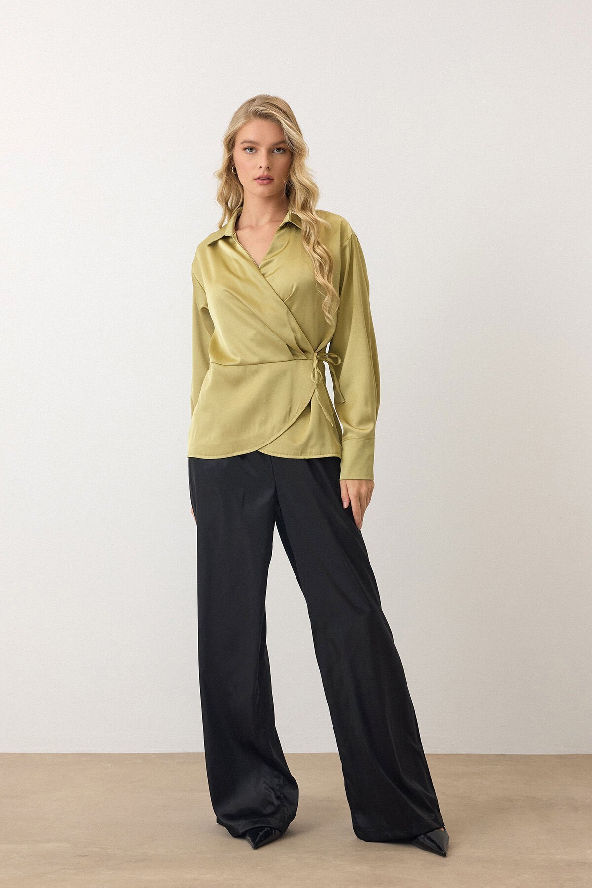 Yağ Yeşili Kruvaze Yaka Kuşaklı Saten Bluz