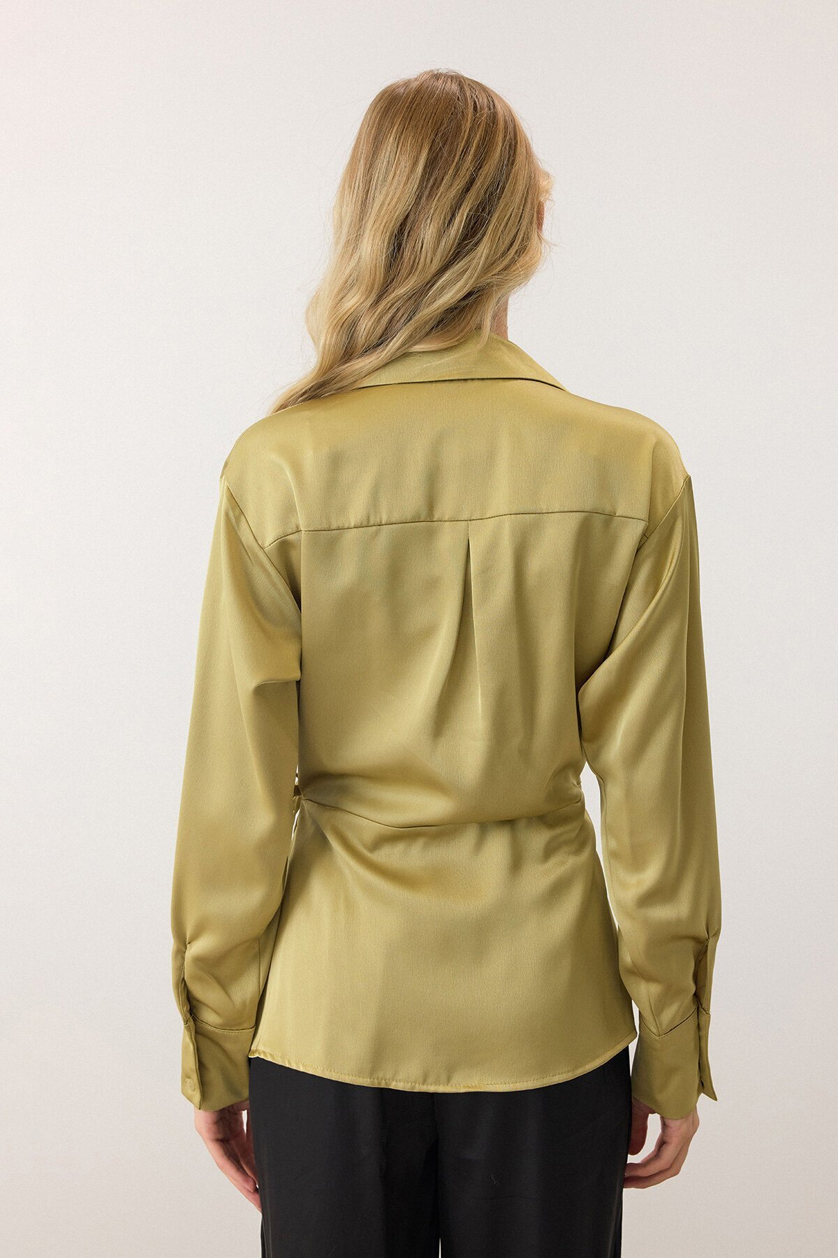 Yağ Yeşili Kruvaze Yaka Kuşaklı Saten Bluz