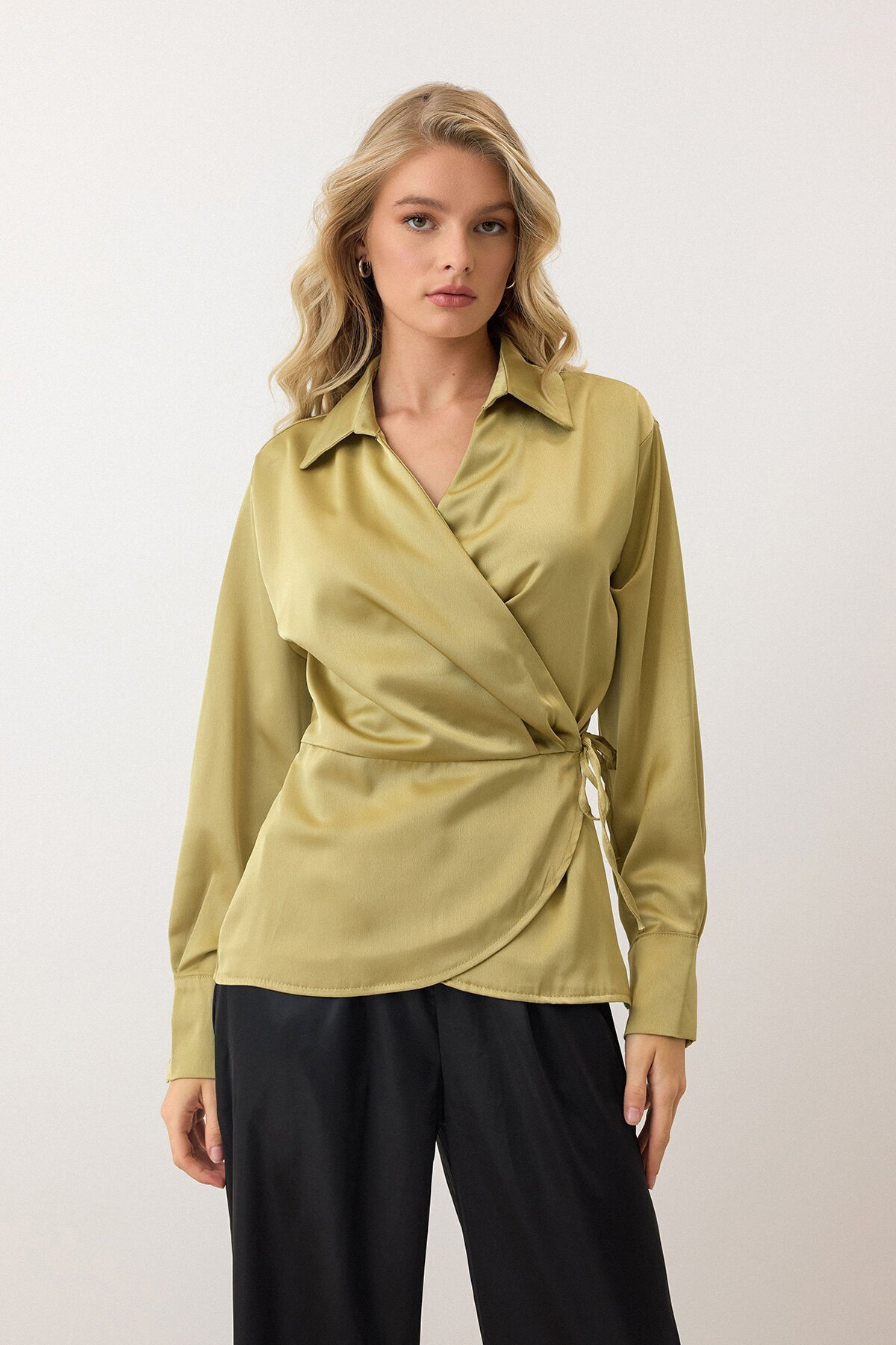 Yağ Yeşili Kruvaze Yaka Kuşaklı Saten Bluz