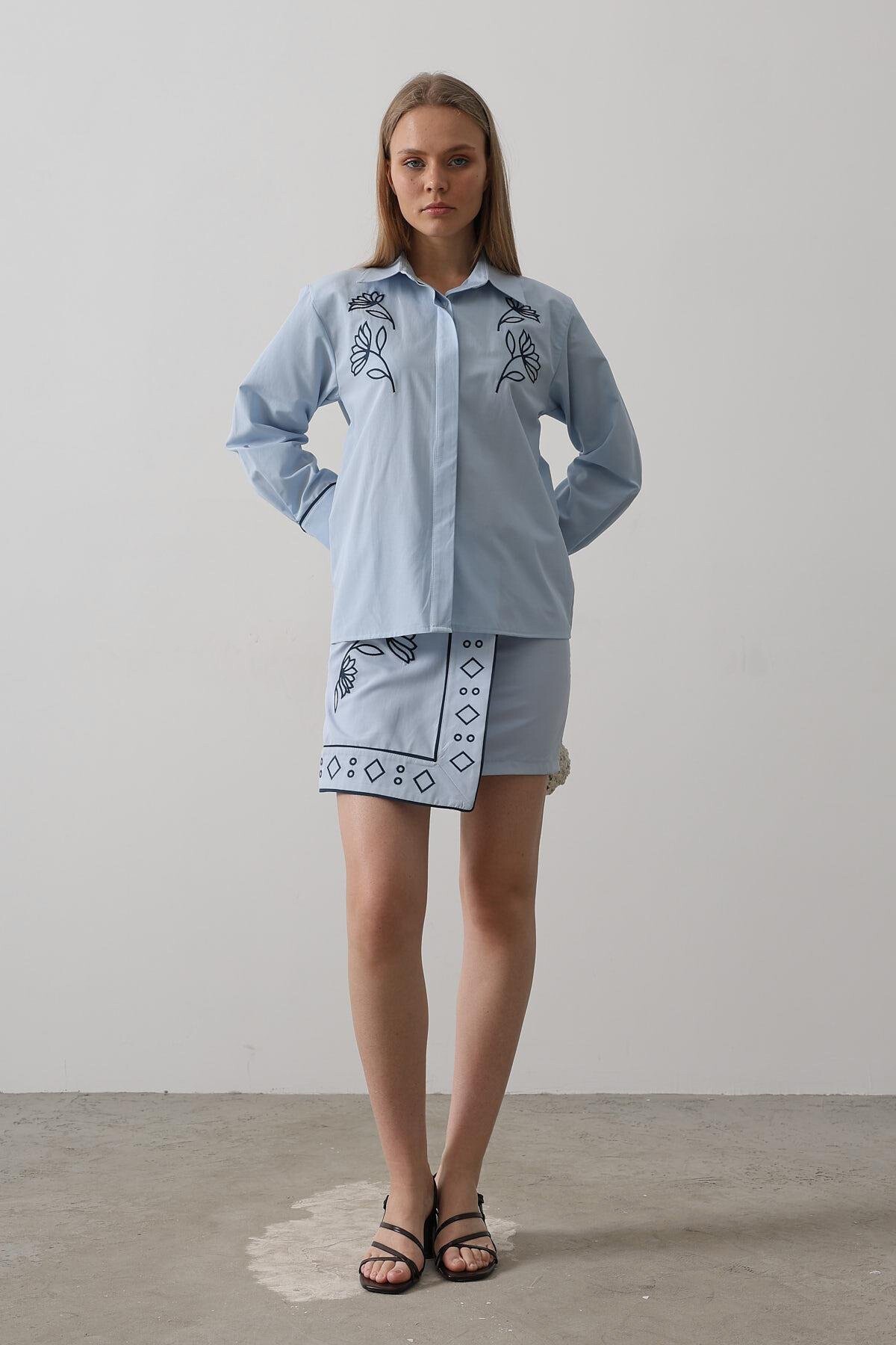 Bebe Mavisi Gizli Pat Gömlek Ve Asimetrik Kesim Etek Nakışlı Takım