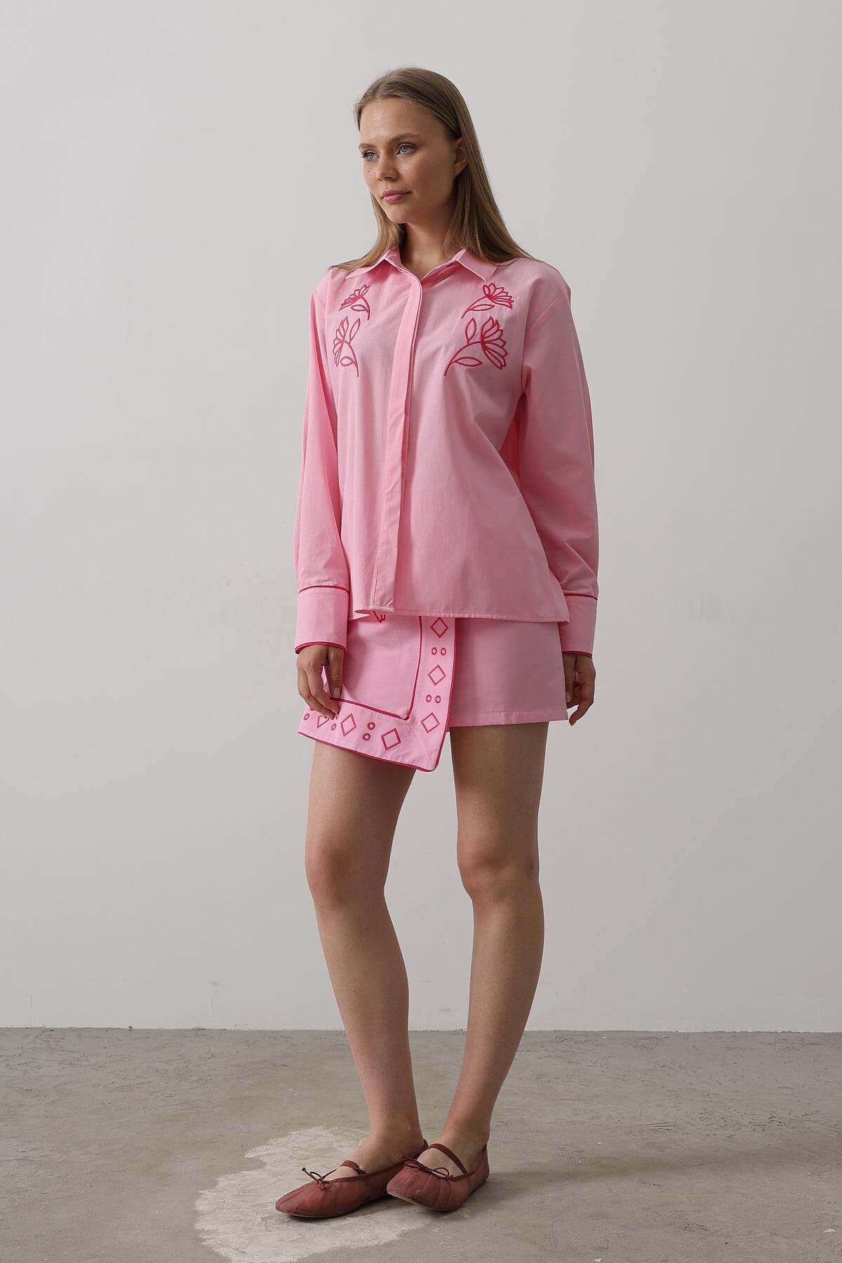 Pembe Gizli Pat Gömlek Ve Asimetrik Kesim Etek Nakışlı Takım