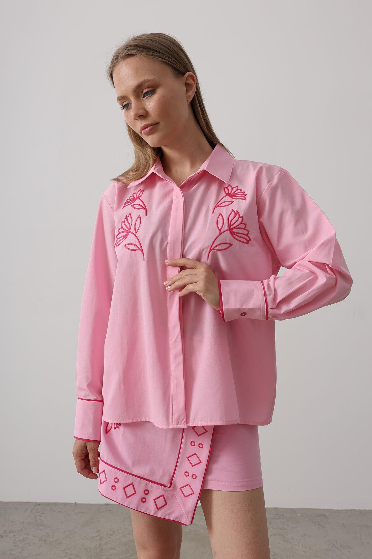 Pembe Gizli Pat Gömlek Ve Asimetrik Kesim Etek Nakışlı Takım