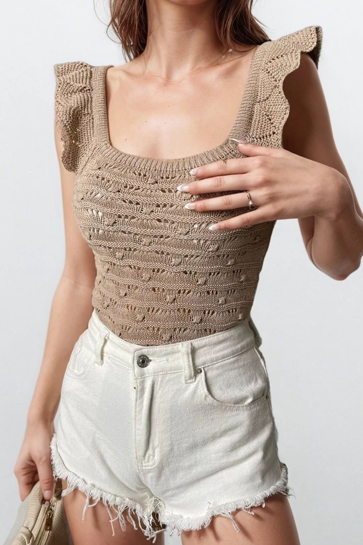 Bej Omuzları Fırfırlı Ajurlu Triko Bluz