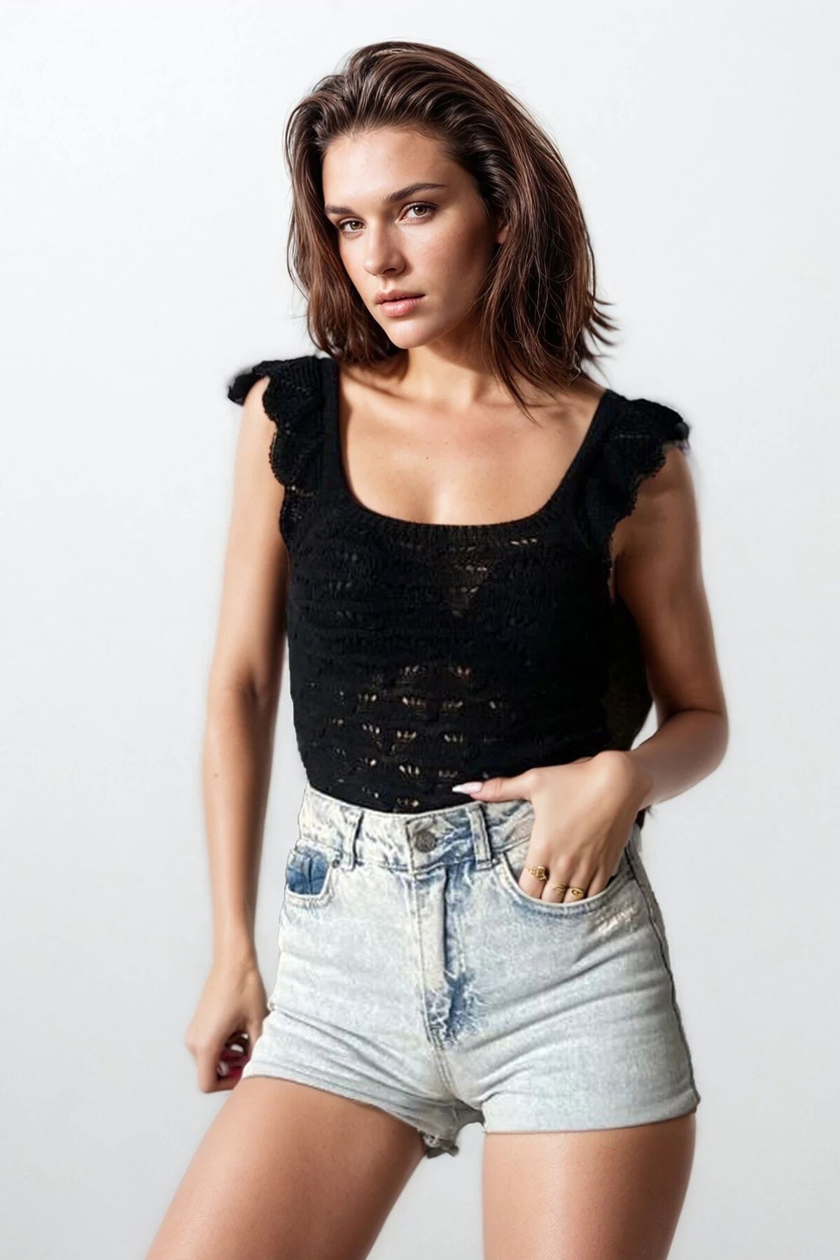 Siyah Omuzları Fırfırlı Ajurlu Triko Bluz