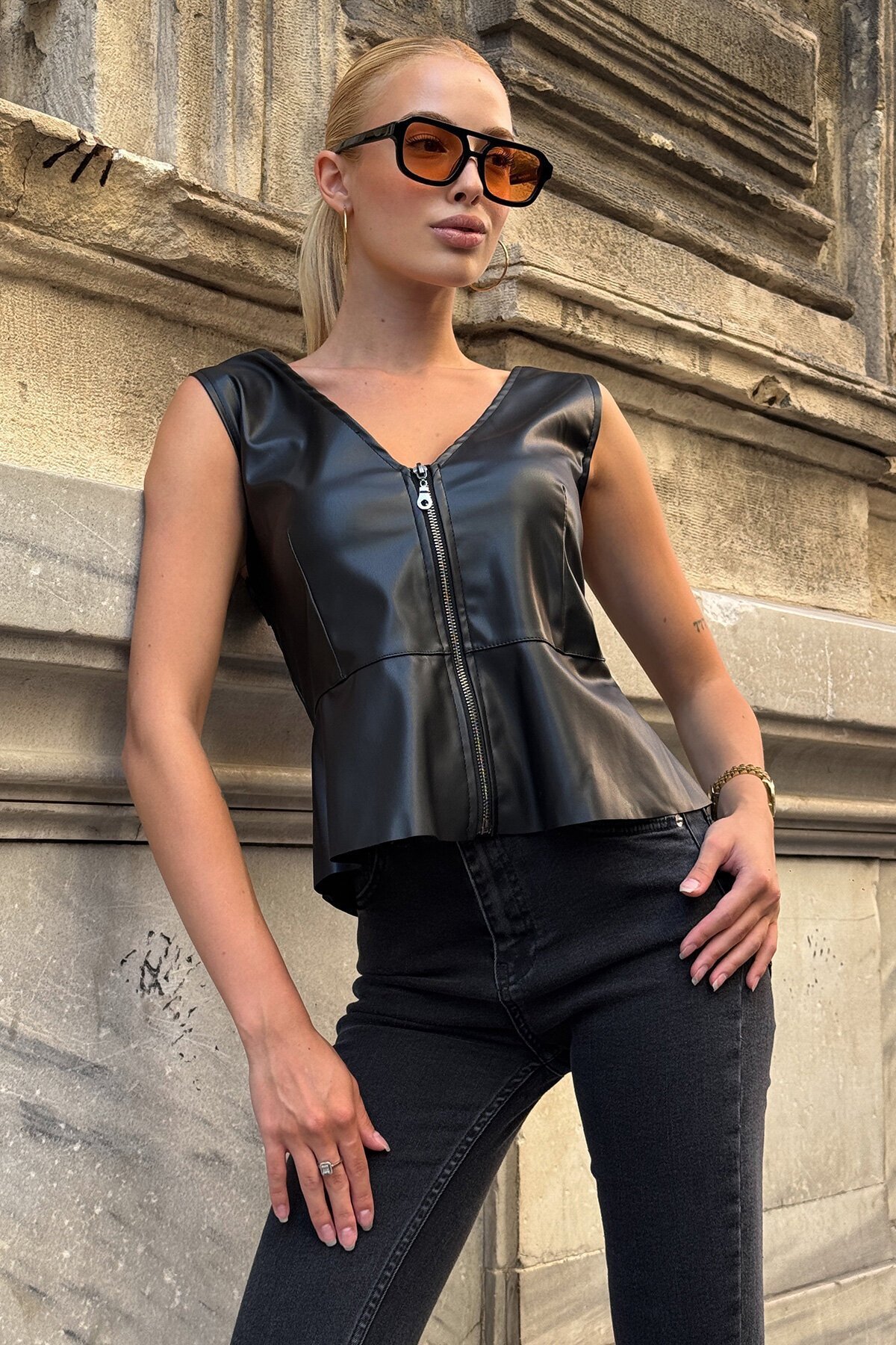 Siyah Ön Arka V Yaka Fermuar Detaylı Deri Bluz