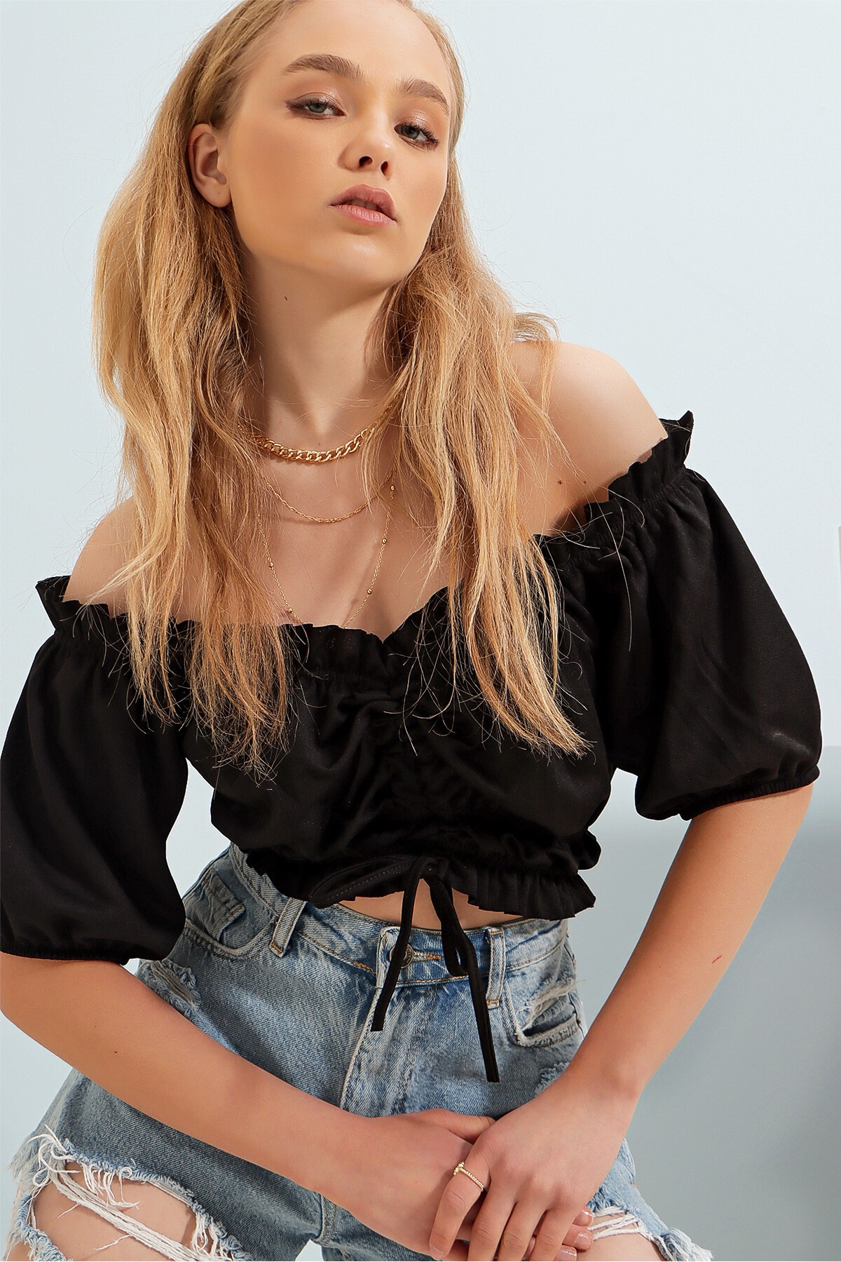 Siyah Önü Büzgü Bağlamalı Balon Kol Crop Bluz