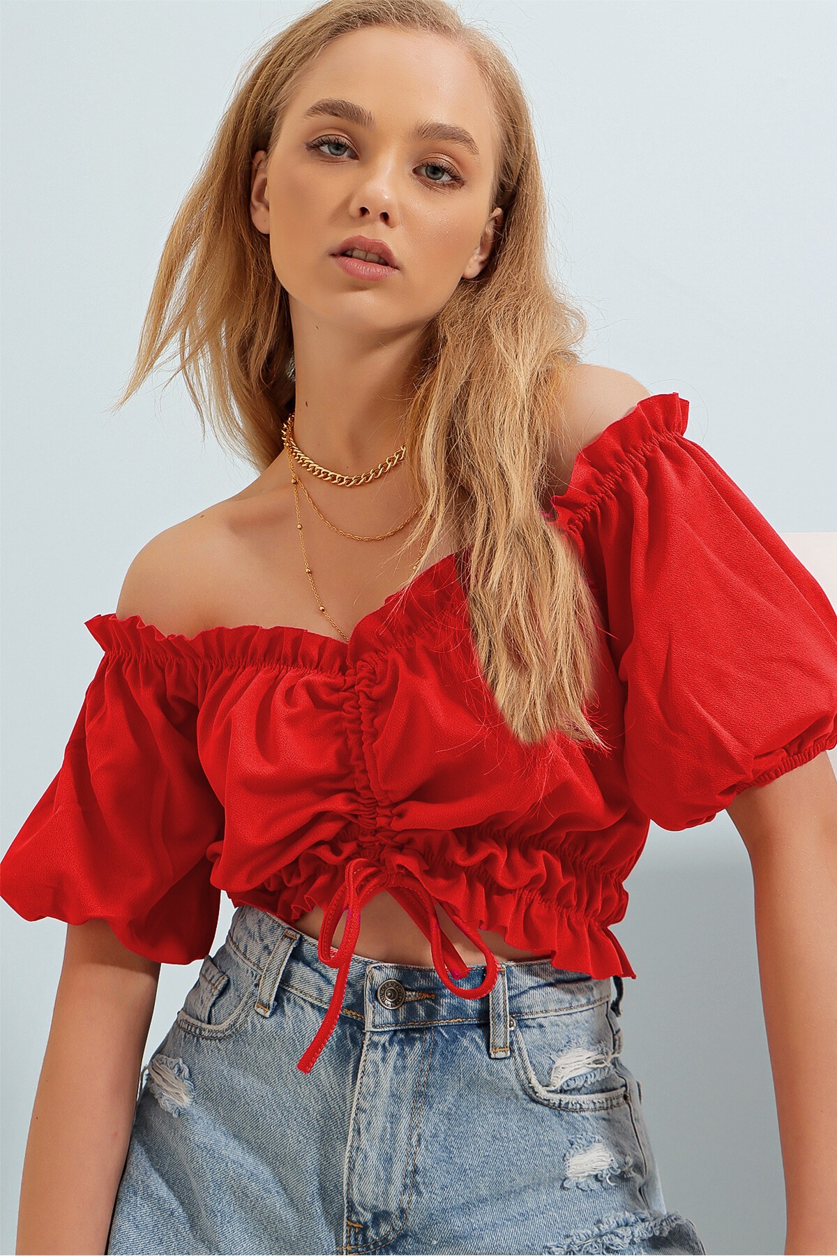 Kırmızı Önü Büzgü Bağlamalı Balon Kol Crop Bluz