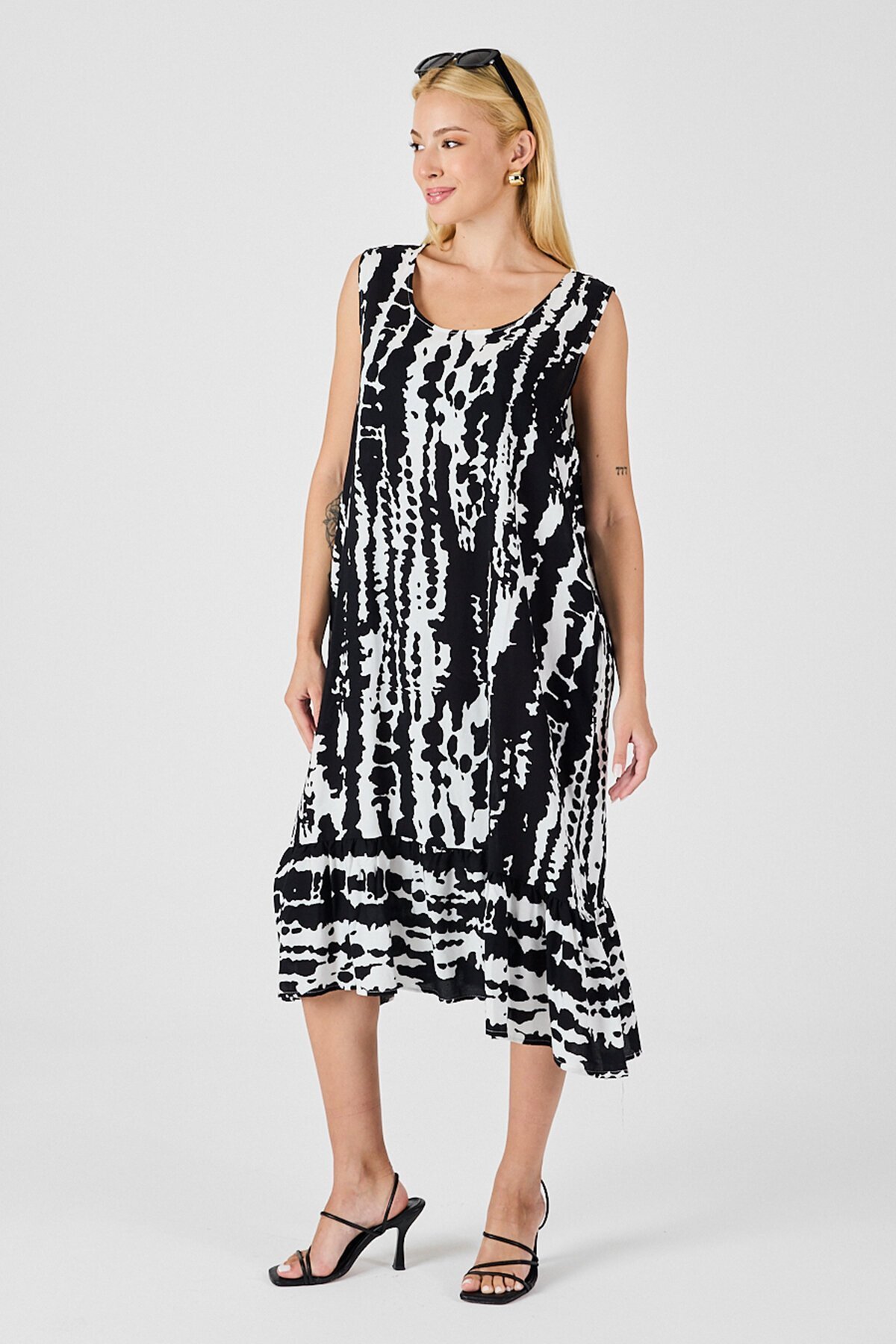 Siyah-Beyaz Oval Yaka Çift Cepli Volanlı Kolsuz Midi Elbise