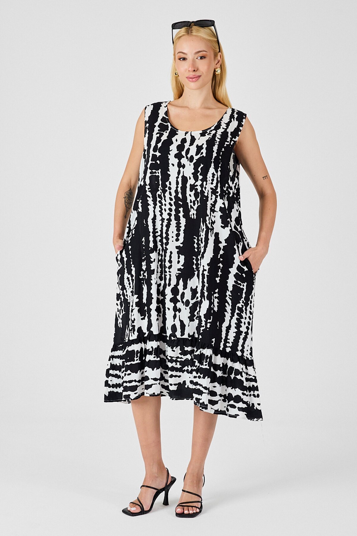 Siyah-Beyaz Oval Yaka Çift Cepli Volanlı Kolsuz Midi Elbise