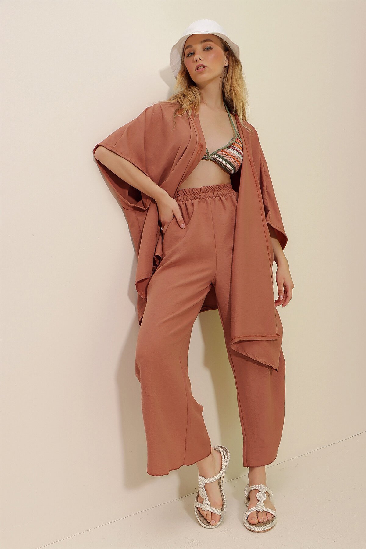 Gül Kurusu Paçası Yırtmaçlı Kendinden Dokulu Pantolon Ve Ceket İkili Takım