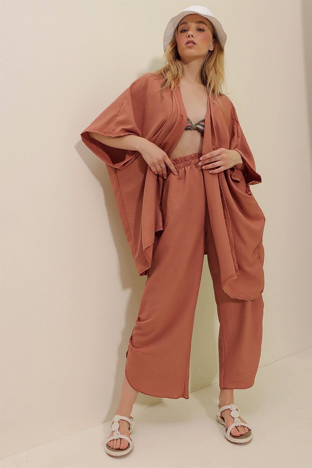 Gül Kurusu Paçası Yırtmaçlı Kendinden Dokulu Pantolon Ve Ceket İkili Takım