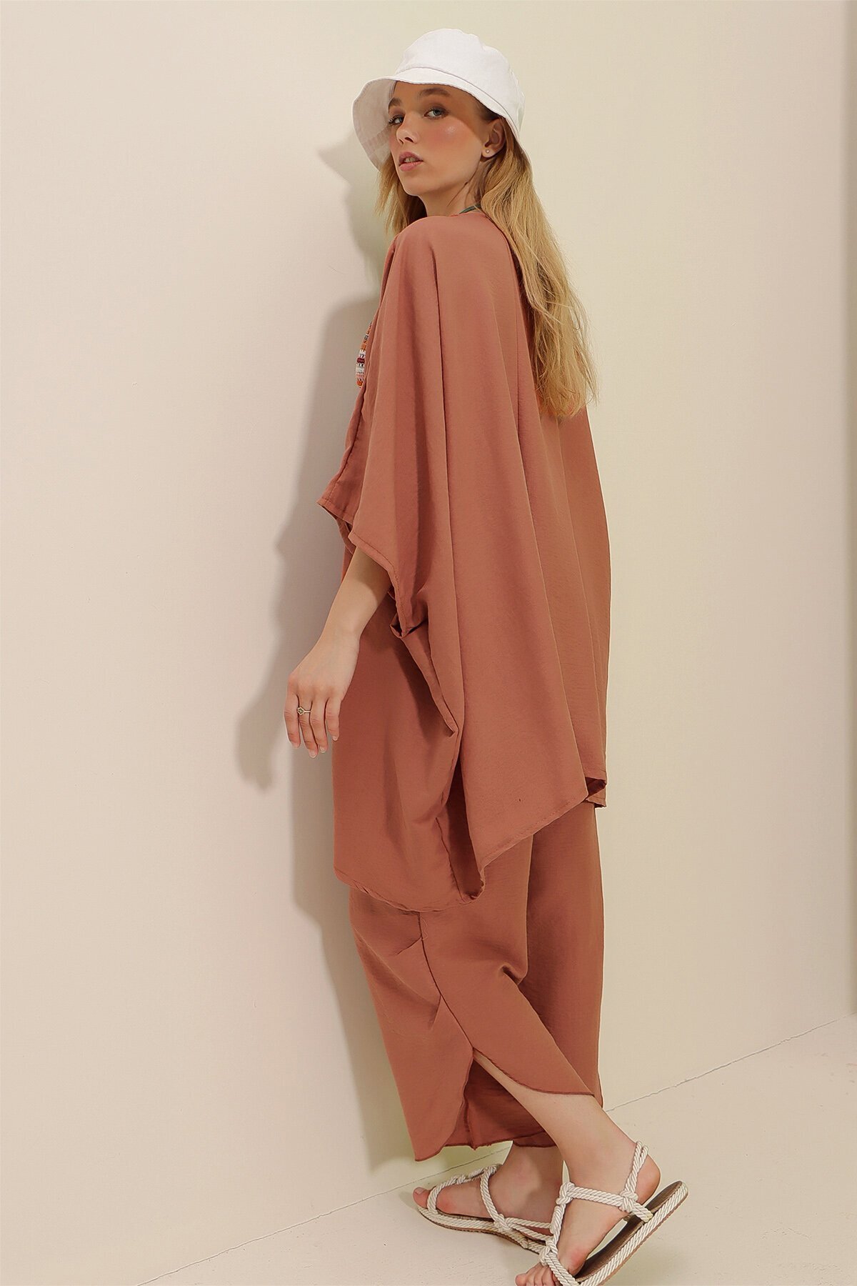 Gül Kurusu Paçası Yırtmaçlı Kendinden Dokulu Pantolon Ve Ceket İkili Takım