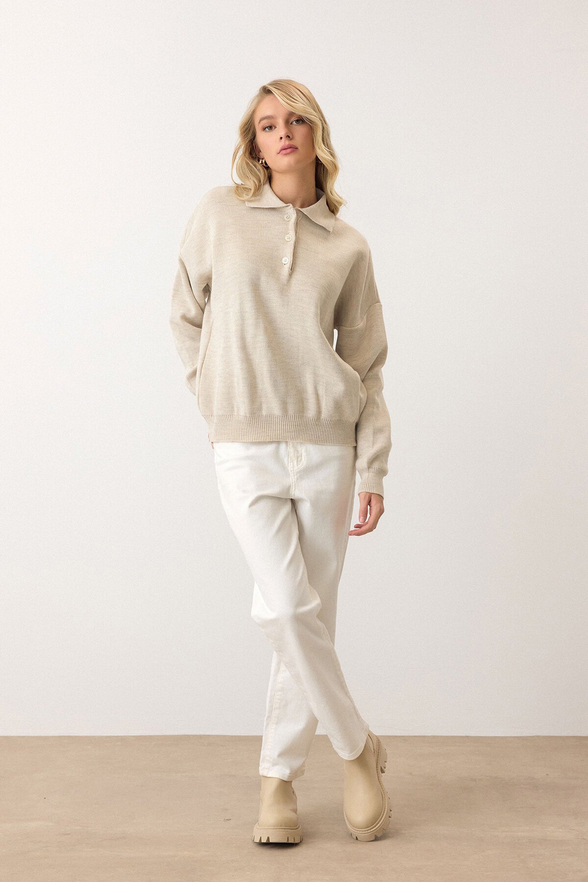 Bej Polo Yaka Düğmeli Triko Kazak