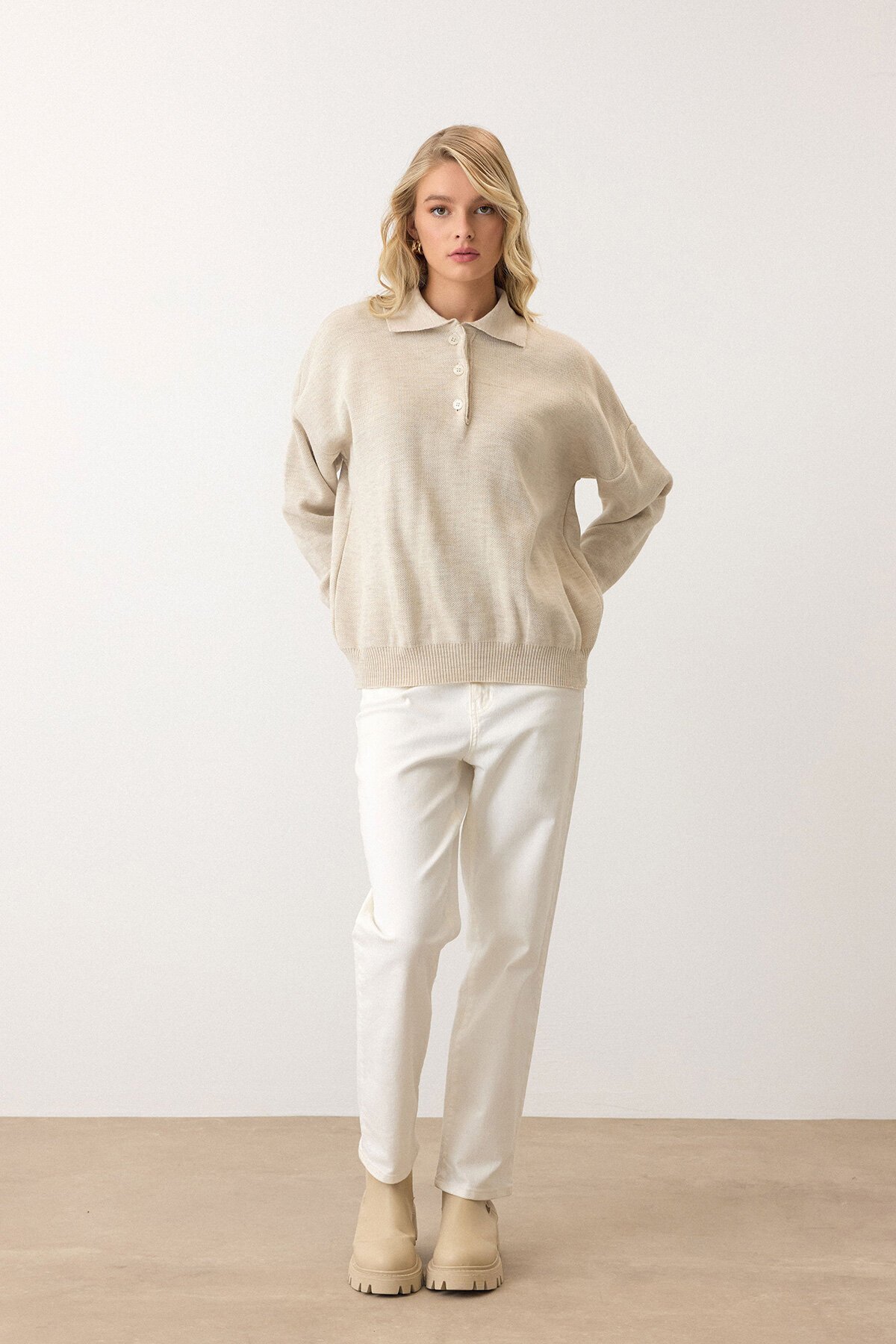 Bej Polo Yaka Düğmeli Triko Kazak