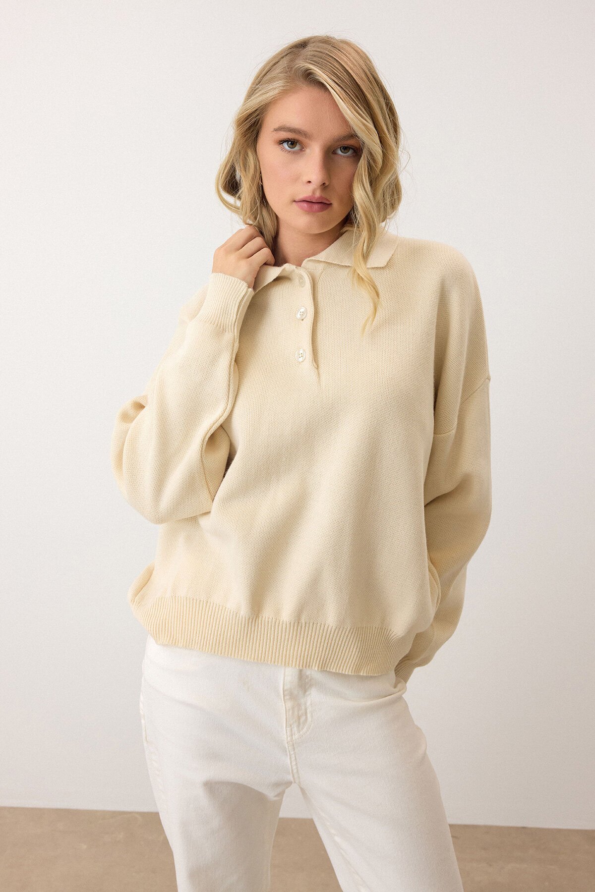 Ekru Polo Yaka Düğmeli Triko Kazak