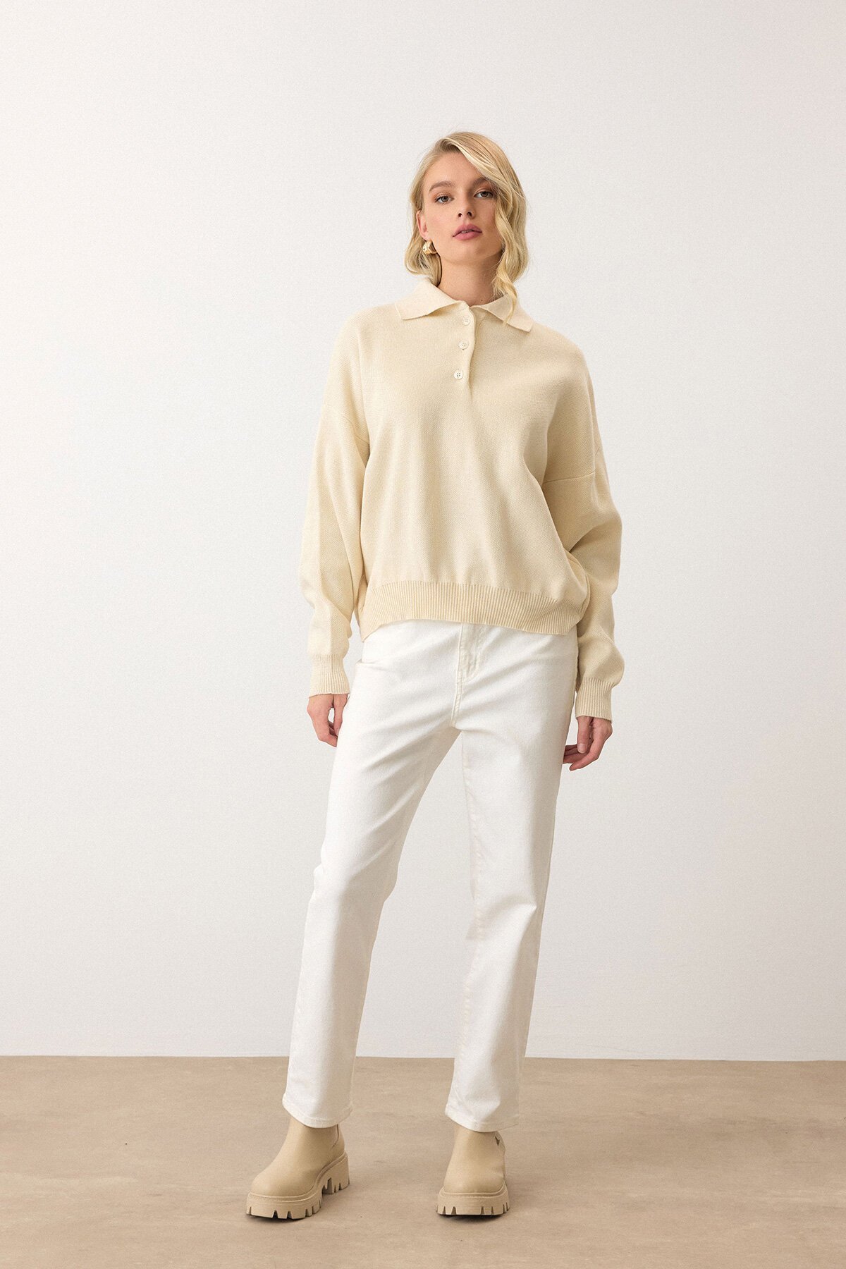 Ekru Polo Yaka Düğmeli Triko Kazak