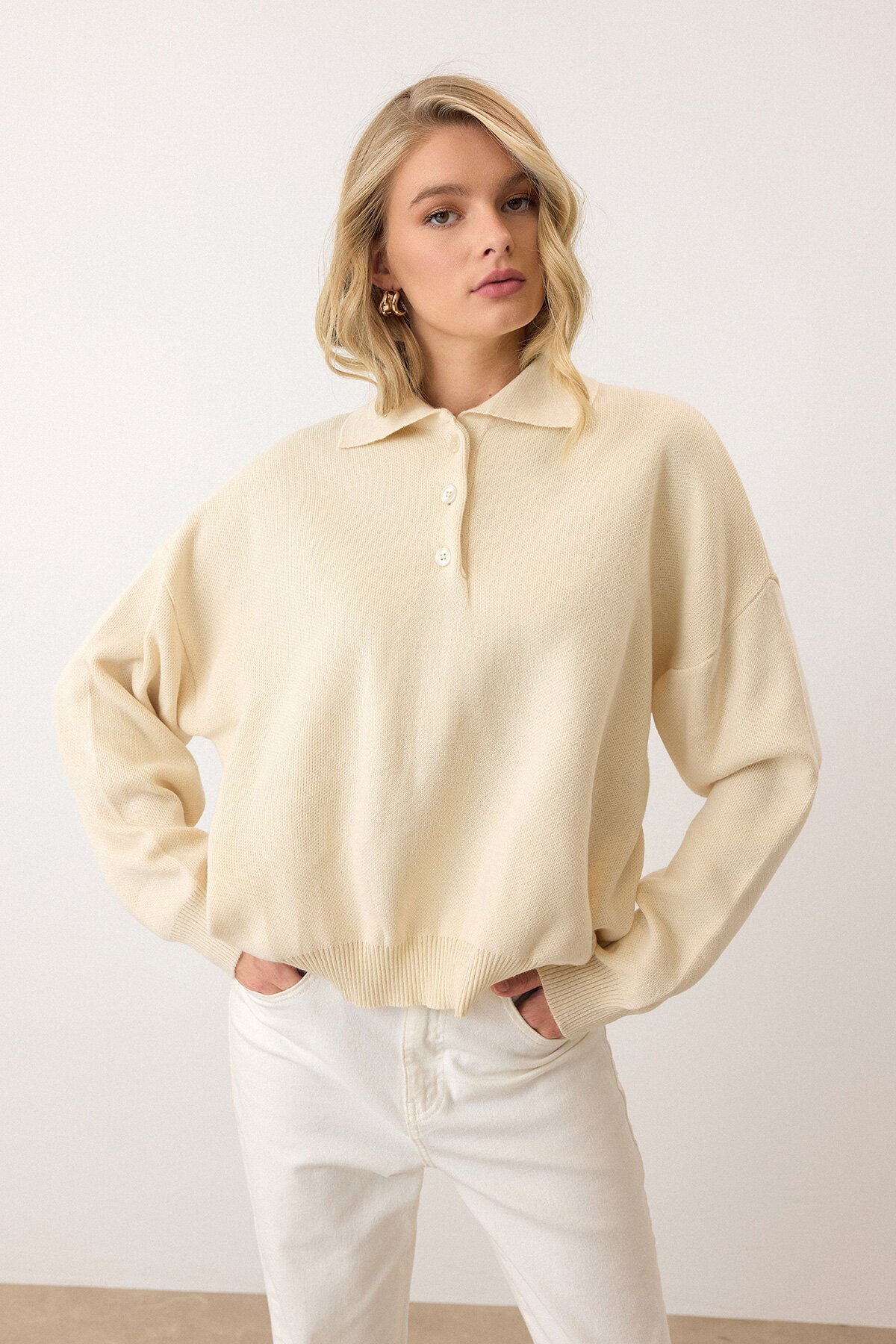 Ekru Polo Yaka Düğmeli Triko Kazak