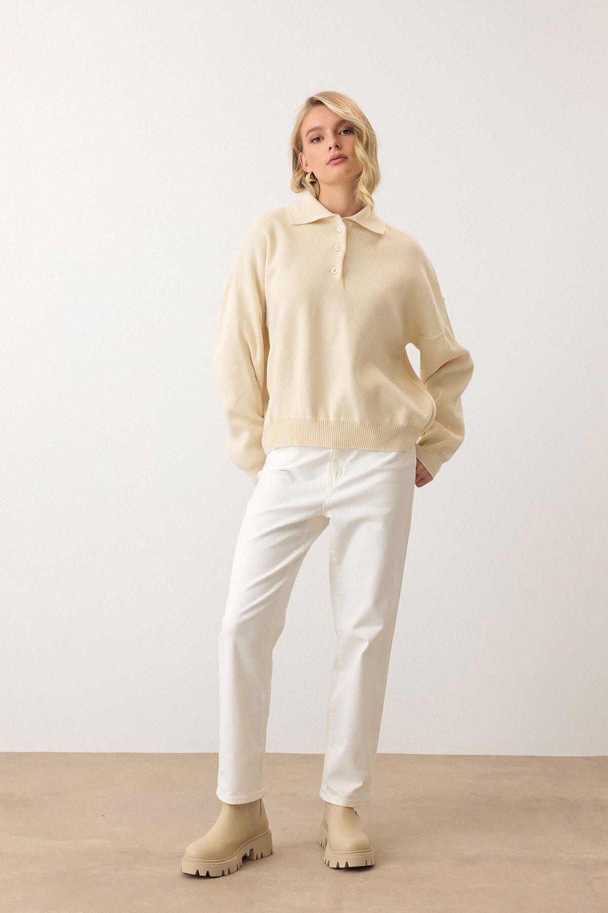 Ekru Polo Yaka Düğmeli Triko Kazak