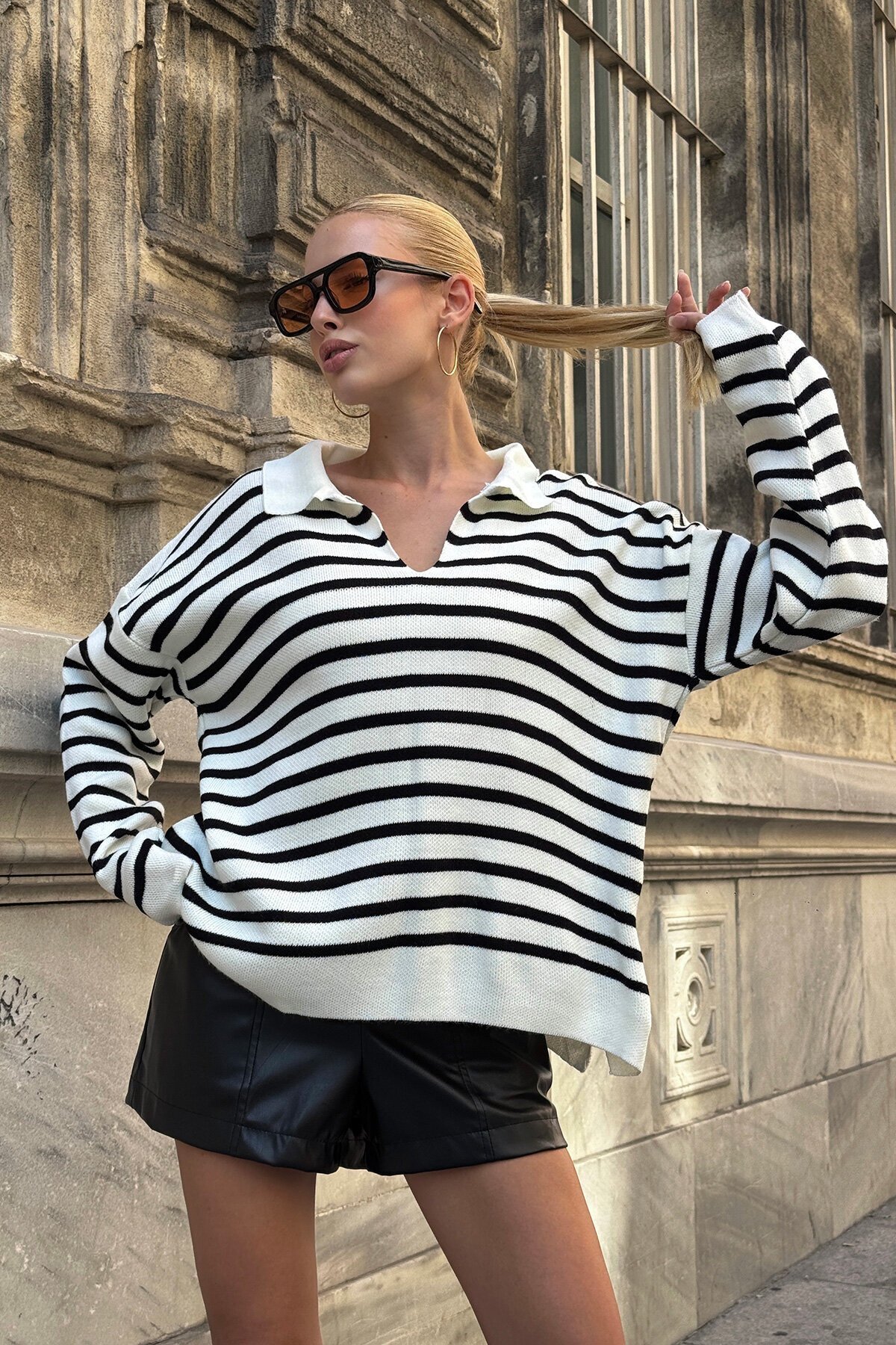 Beyaz Çizgili Polo Yaka Yarım Pat Oversize Triko Kazak