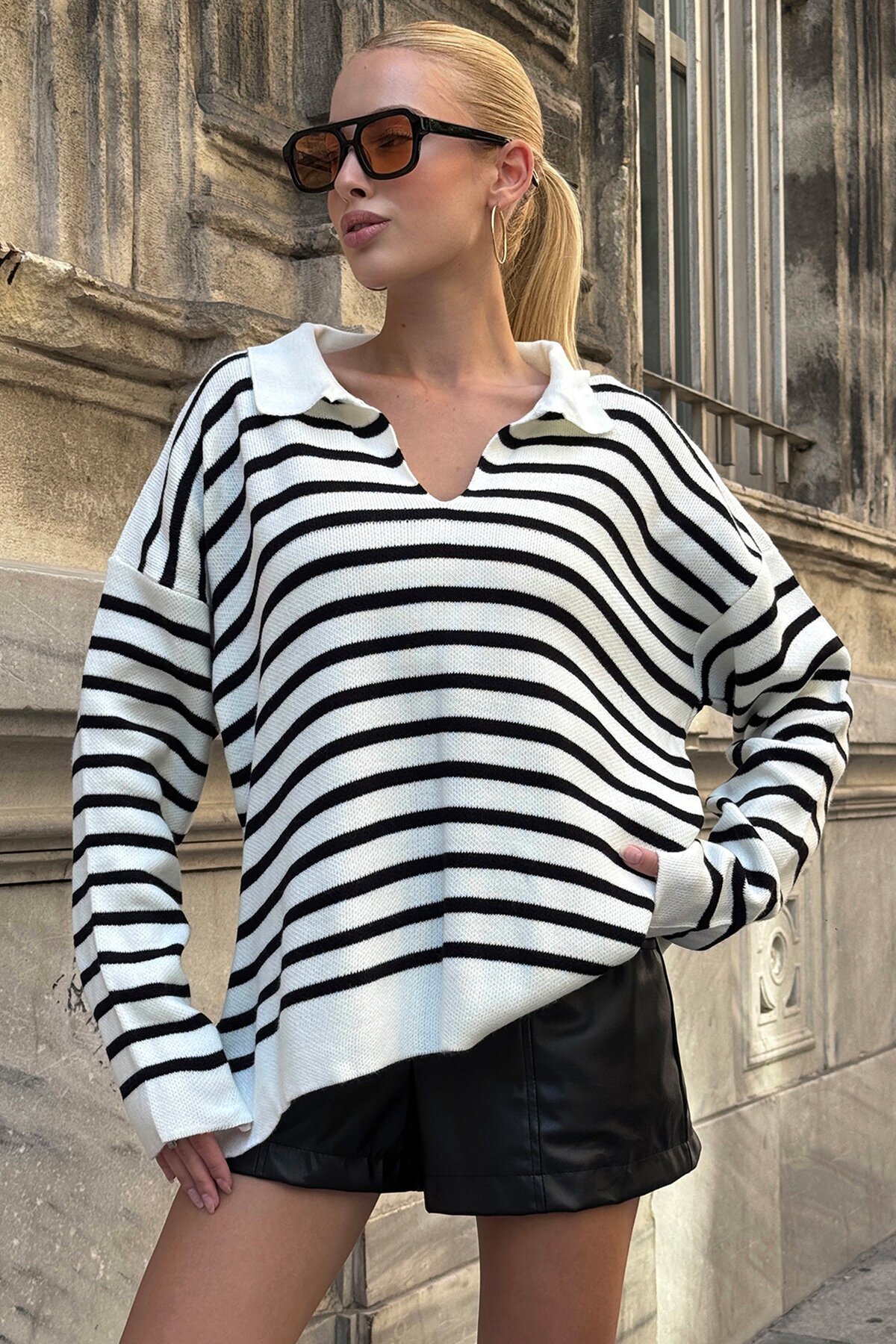 Beyaz Çizgili Polo Yaka Yarım Pat Oversize Triko Kazak