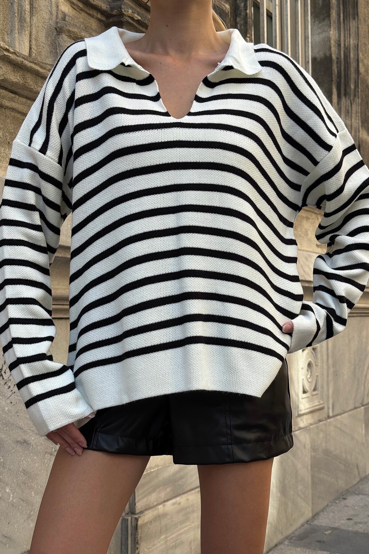 Beyaz Çizgili Polo Yaka Yarım Pat Oversize Triko Kazak