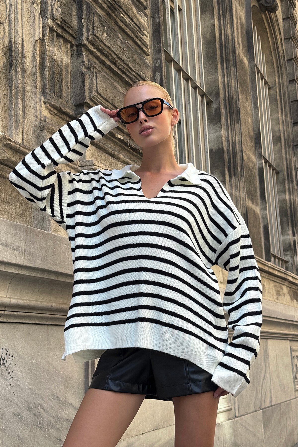 Beyaz Çizgili Polo Yaka Yarım Pat Oversize Triko Kazak