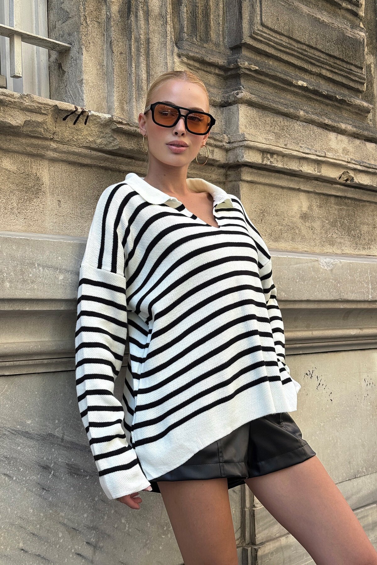 Beyaz Çizgili Polo Yaka Yarım Pat Oversize Triko Kazak