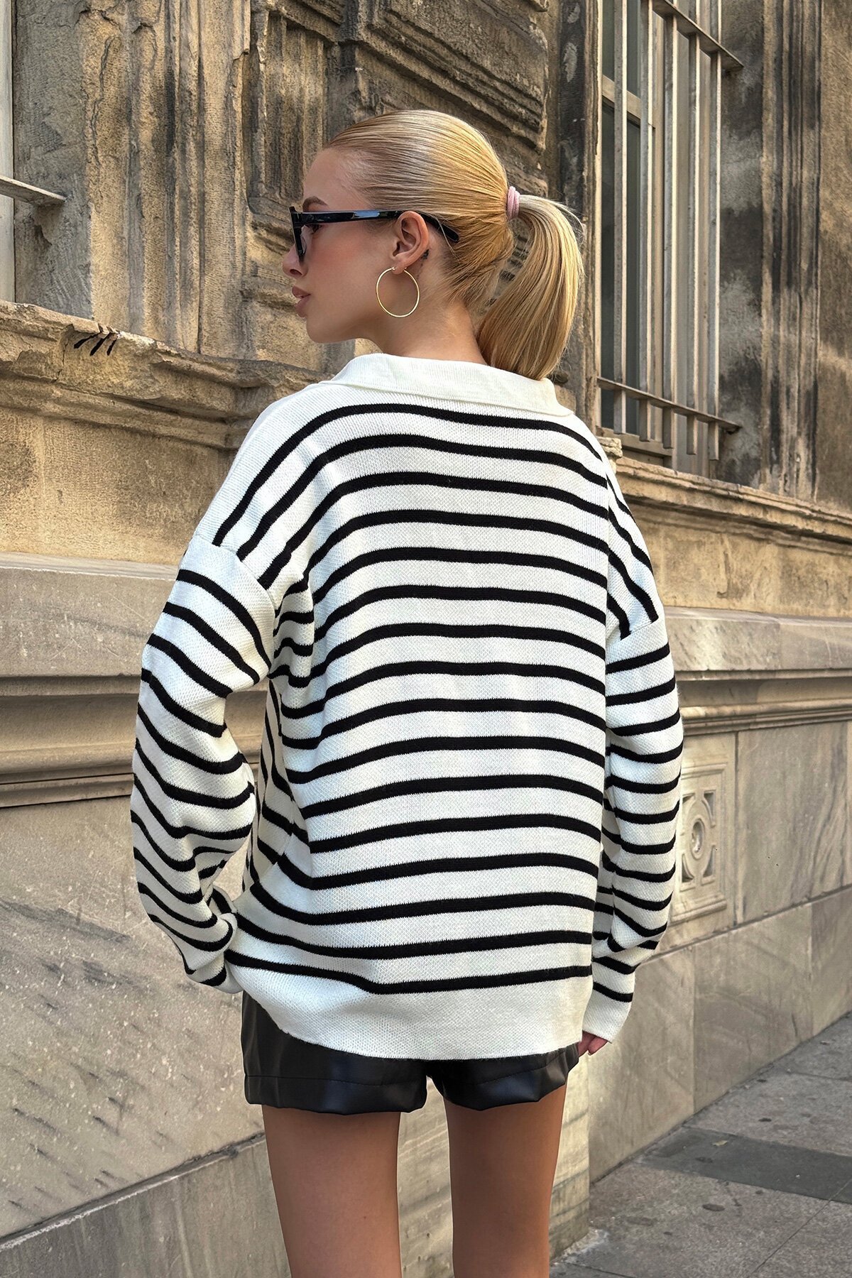 Beyaz Çizgili Polo Yaka Yarım Pat Oversize Triko Kazak