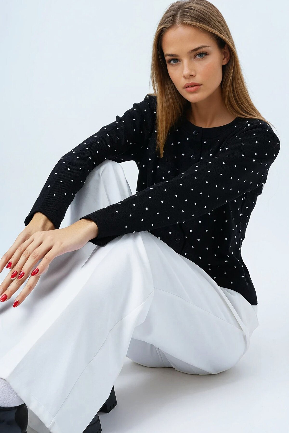 Siyah Puantiyeli Düğme Detaylı Bisiklet Yaka Bluz