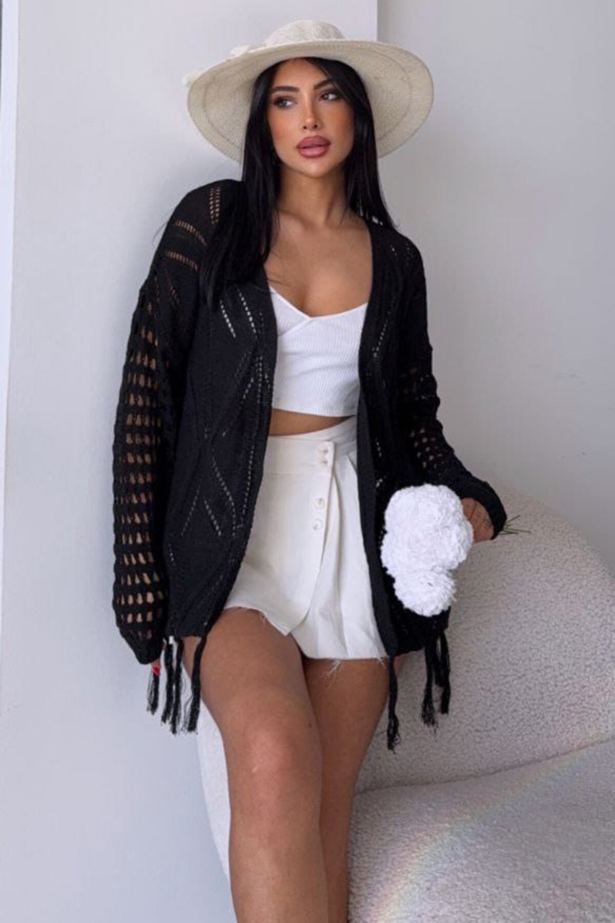 Siyah Püsküllü Ajurlu Hırka