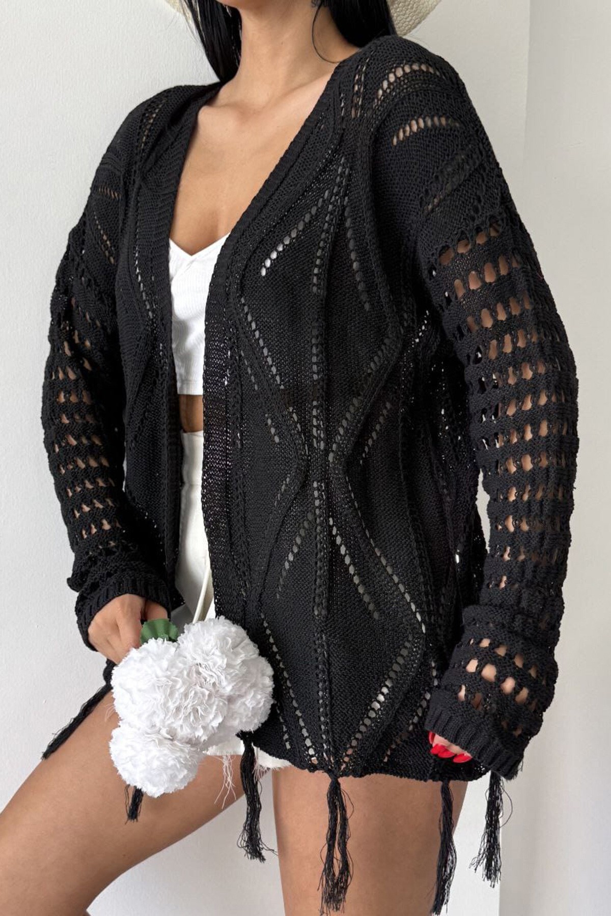 Siyah Püsküllü Ajurlu Hırka