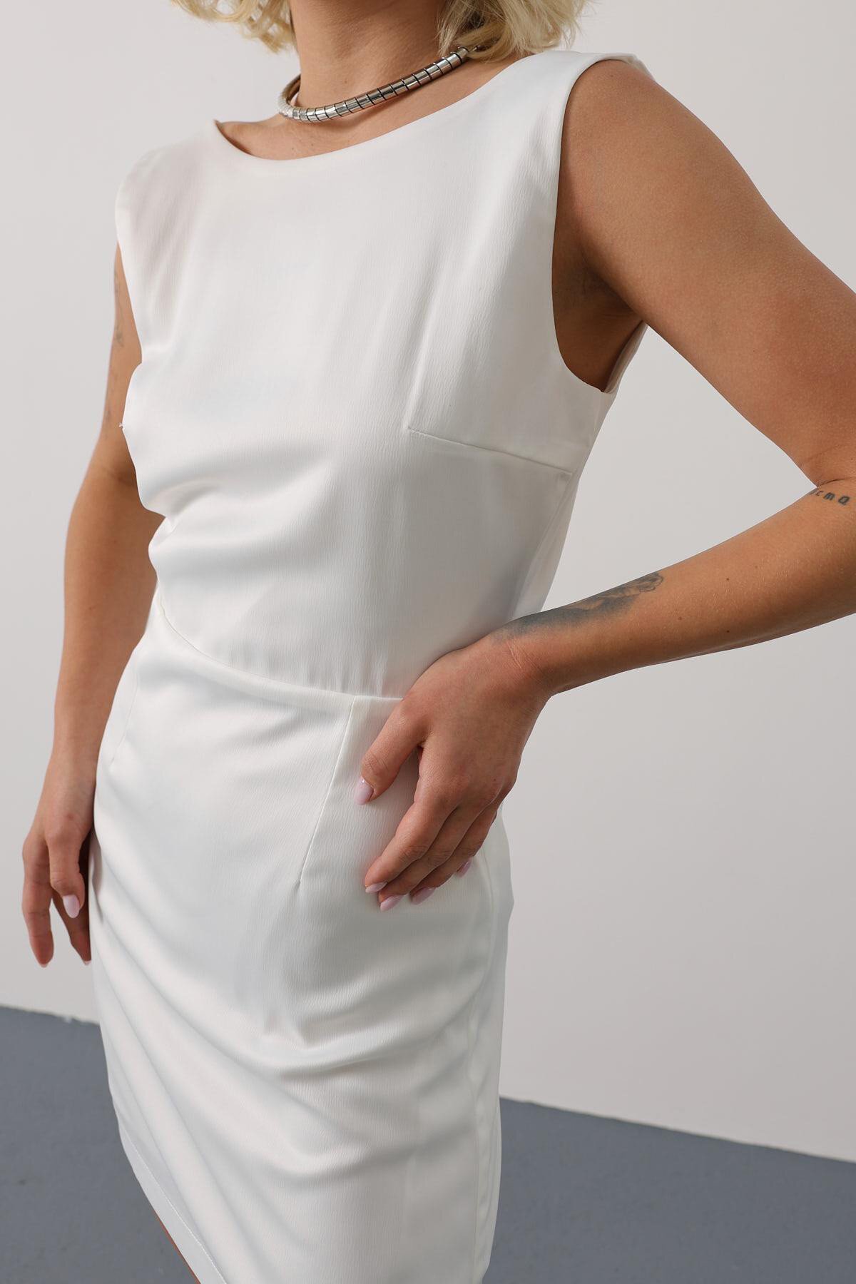 Beyaz Sırt Dekolteli Kolsuz Saten Elbise