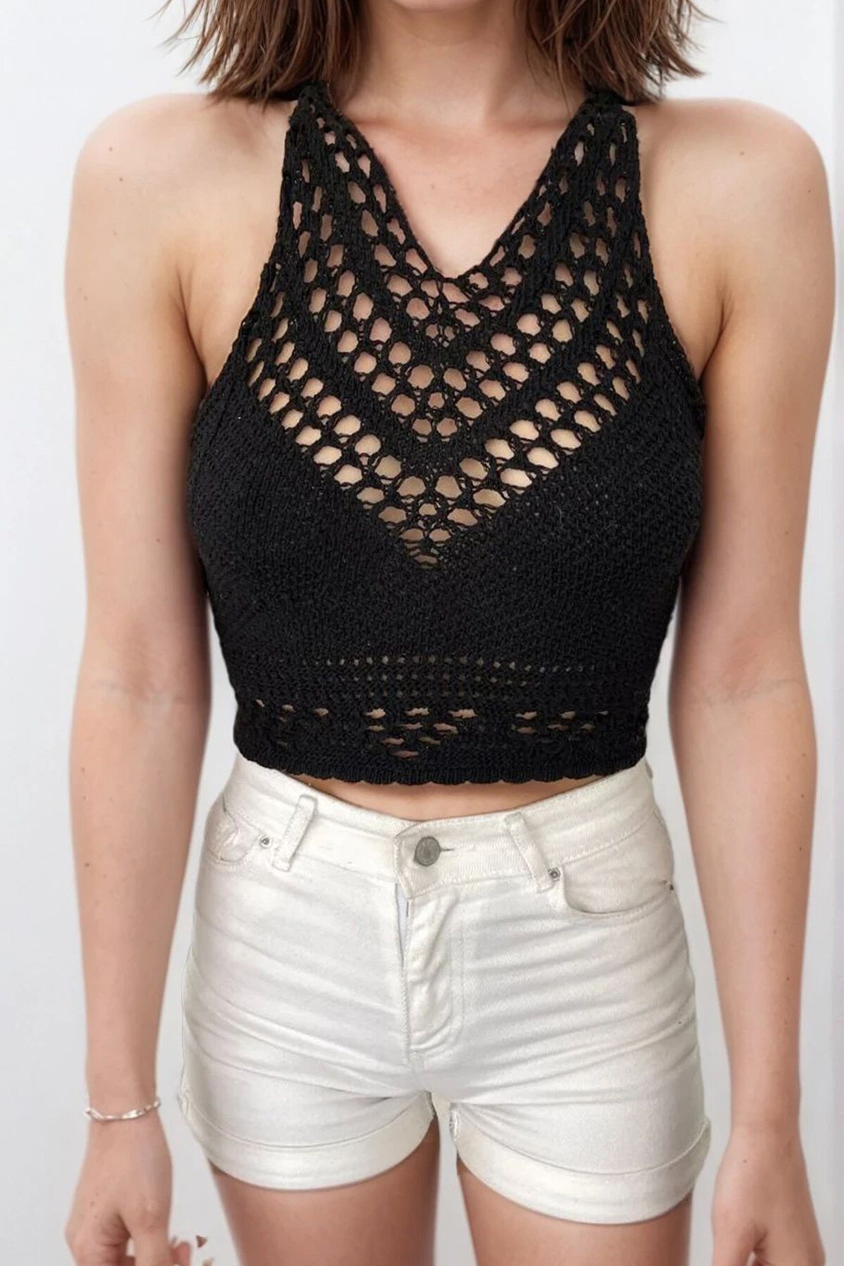 Siyah Sırt Dekolteli Halter Yaka Ajurlu Crop Bluz