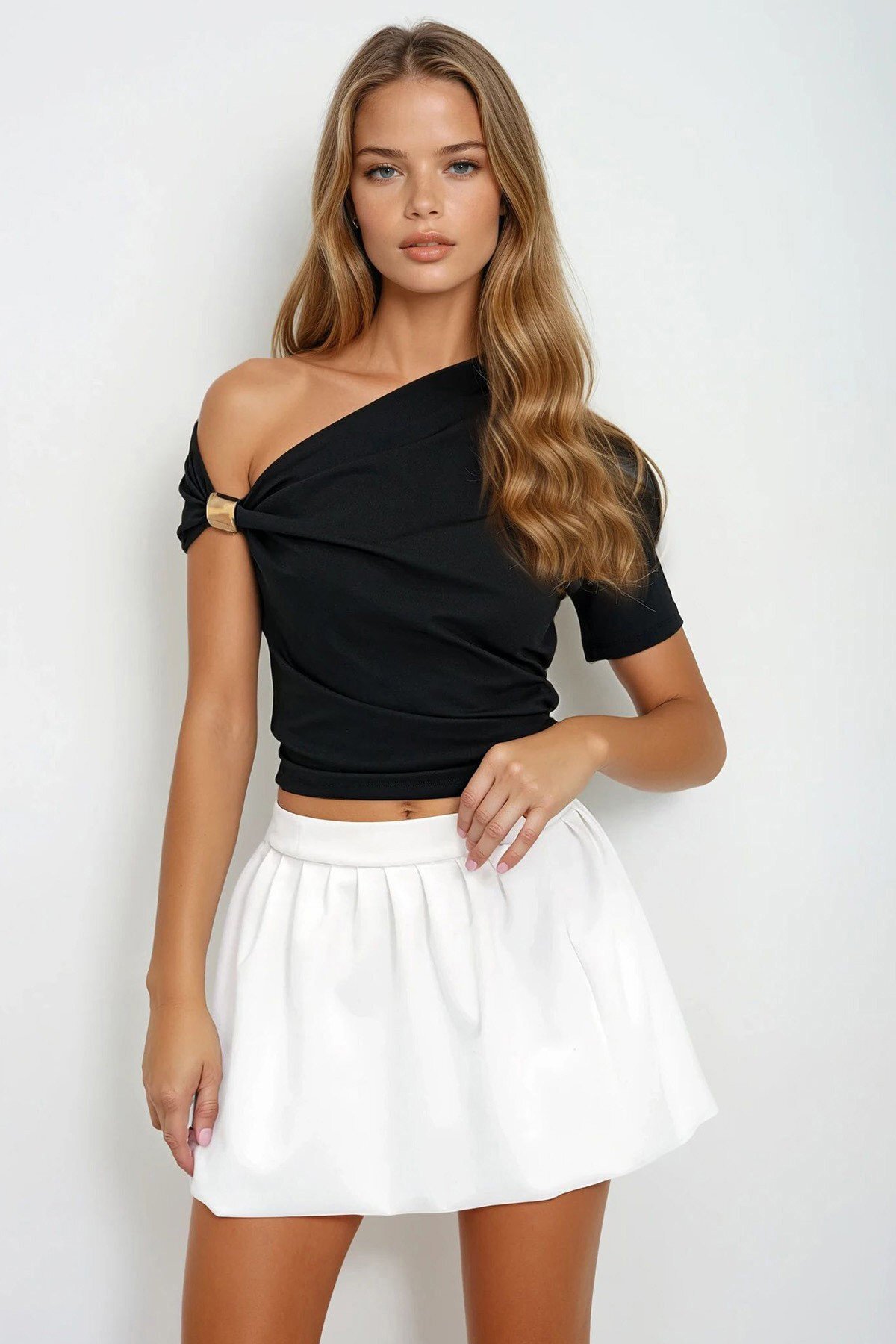 Siyah Asimetrik Yaka Drapeli Omuz Aksesuarlı  Sandy Bluz