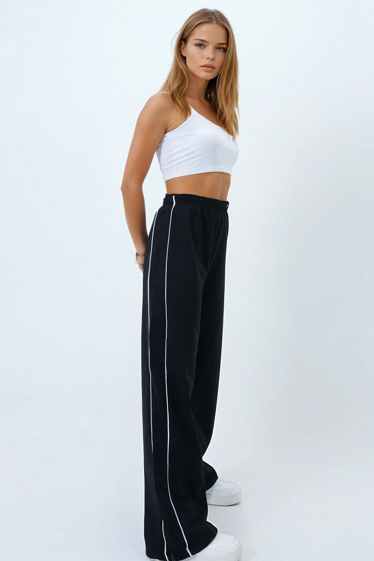 Siyah Çift Cepli Yanları Biyeli Bol Paça Eşofman Altı