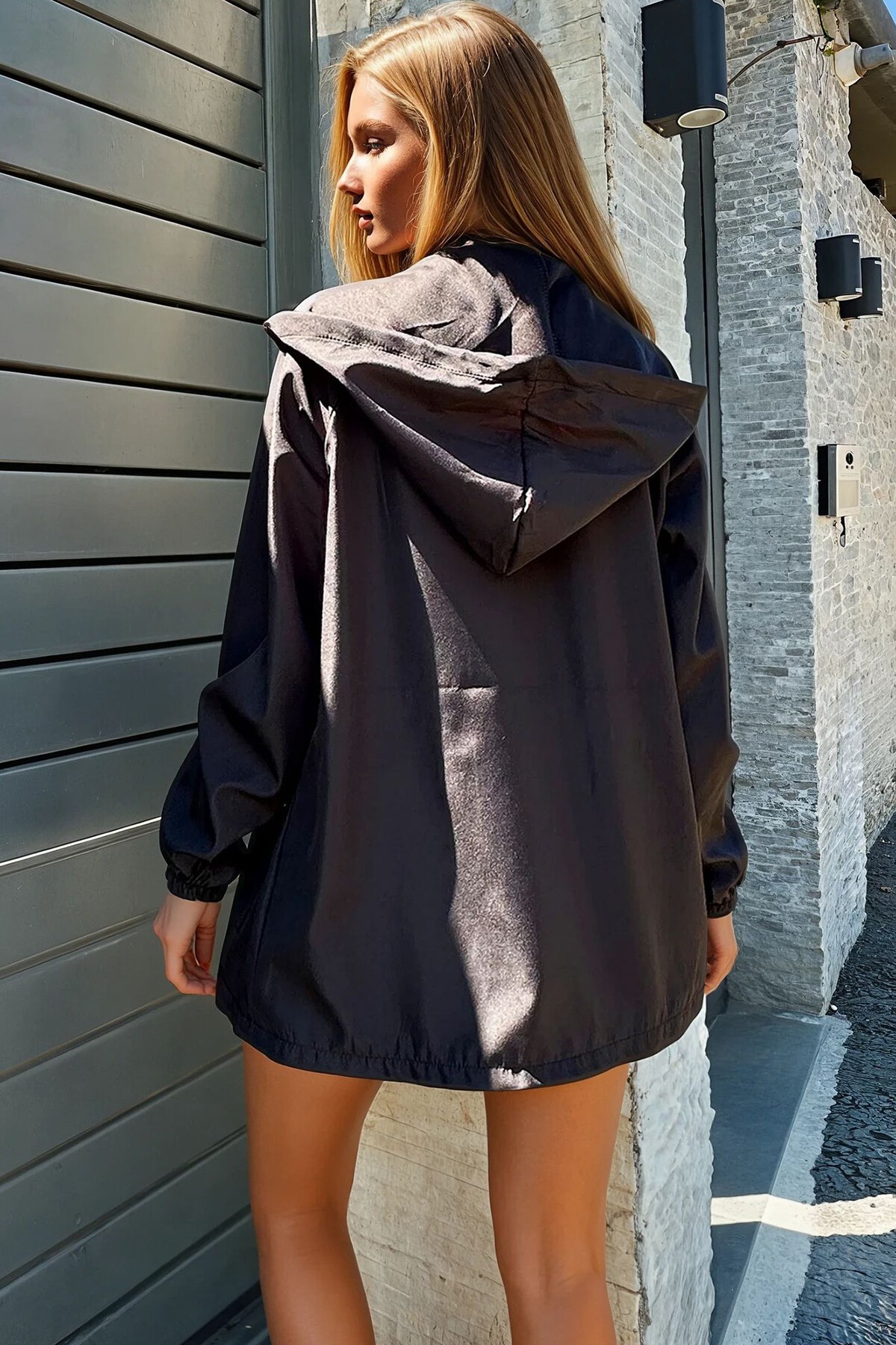 Siyah Kapüşonlu Fermuarlı Çift Cepli Yağmurluk Ceket