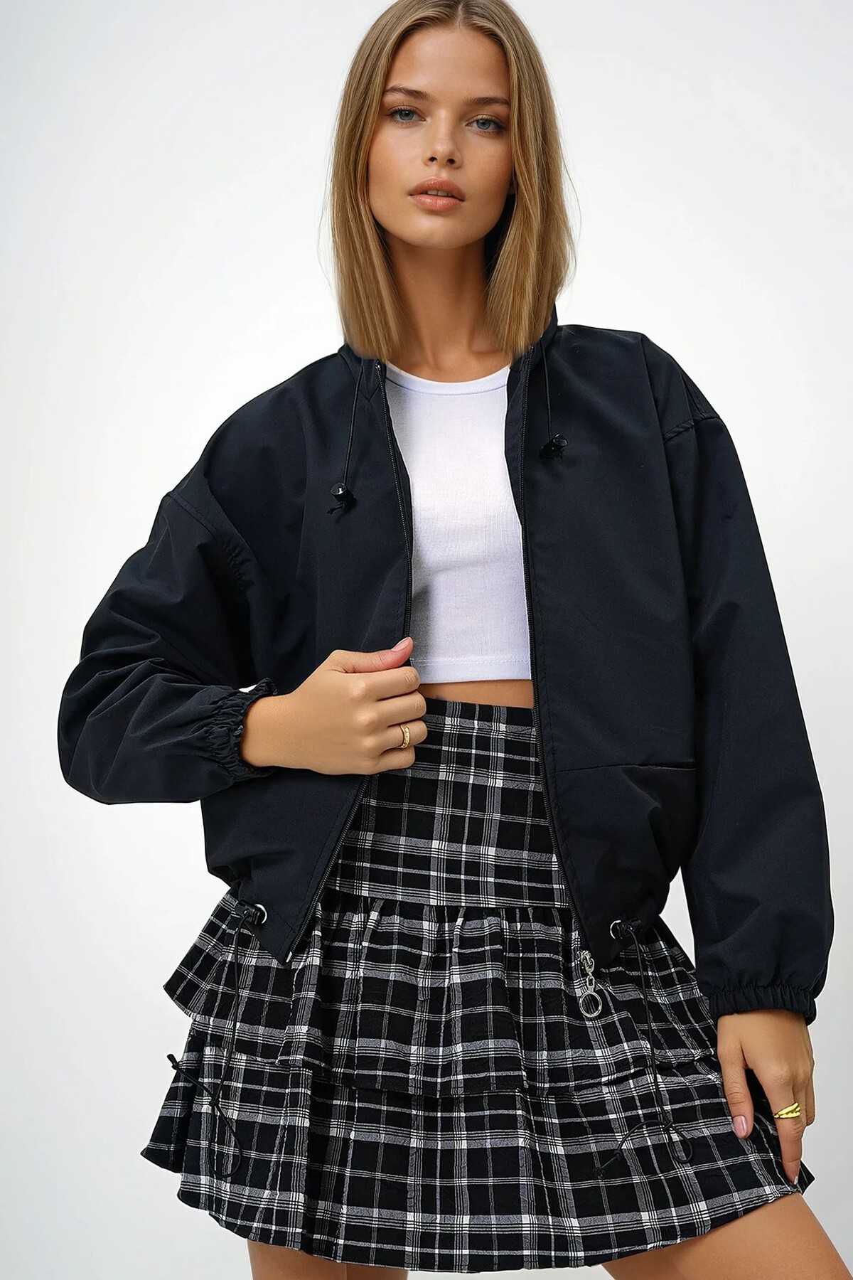 Siyah Kapüşonlu Gizli Cepli Önü Fermuarlı Mevsimlik Ceket