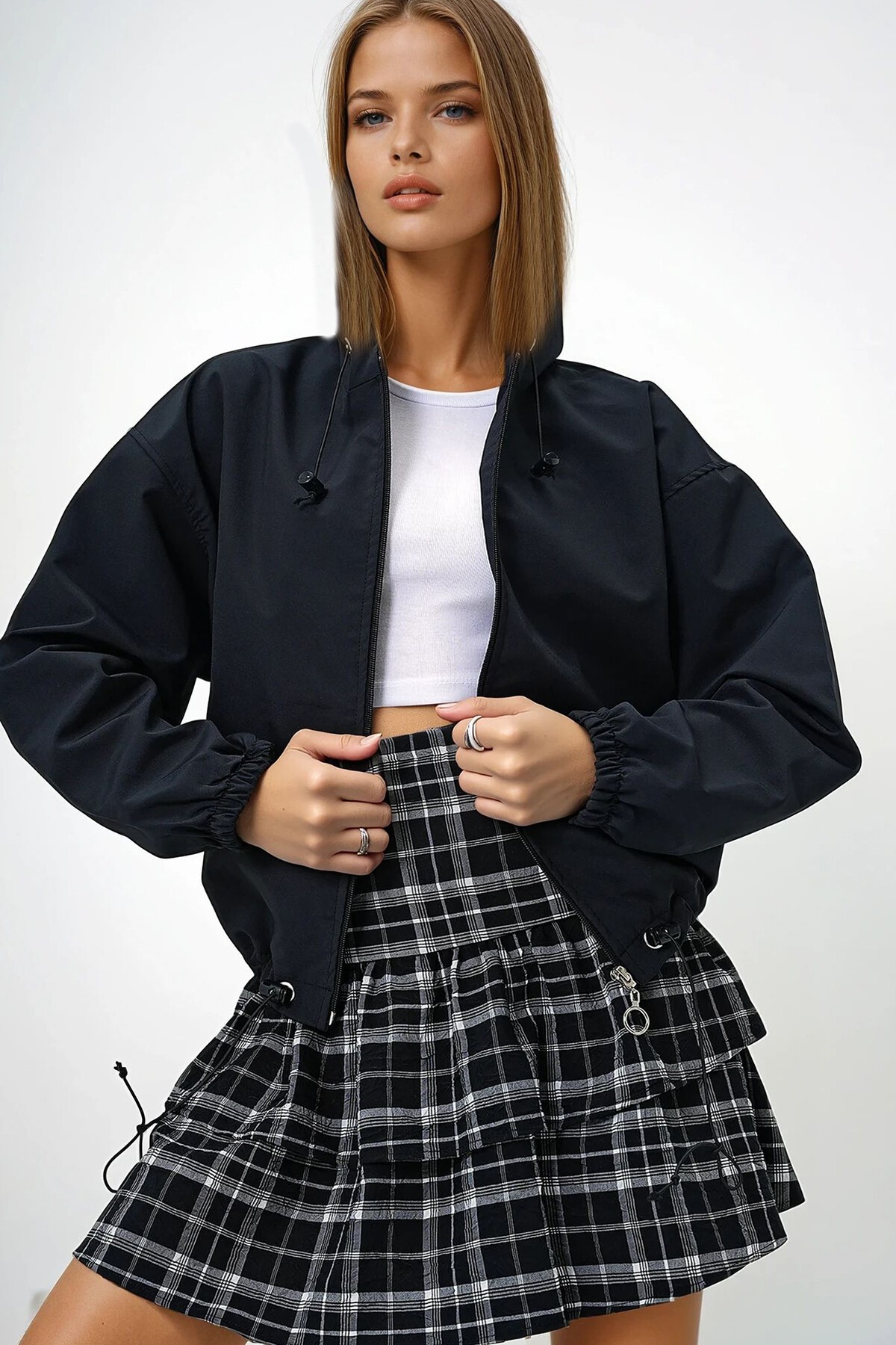 Siyah Kapüşonlu Gizli Cepli Önü Fermuarlı Mevsimlik Ceket