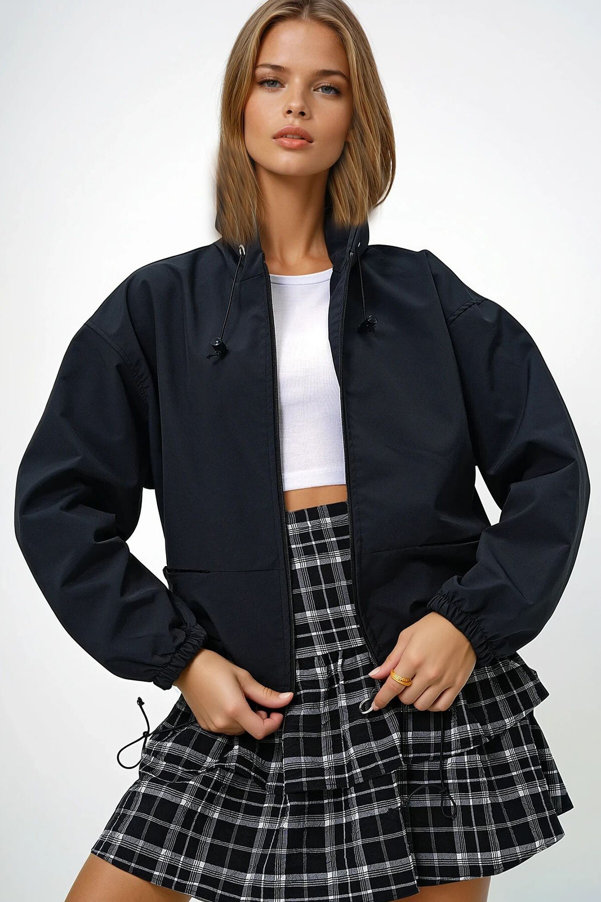 Siyah Kapüşonlu Gizli Cepli Önü Fermuarlı Mevsimlik Ceket